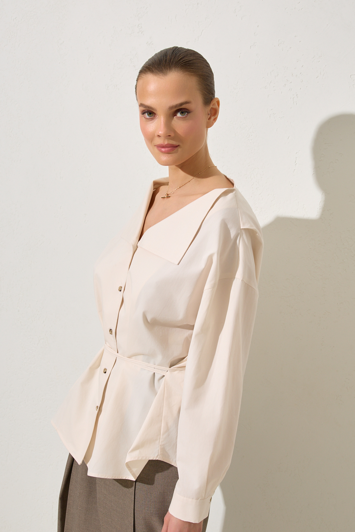 Krem %100 Pamuklu Yaka Detaylı Gömlek Kadın Gömlek modelleri