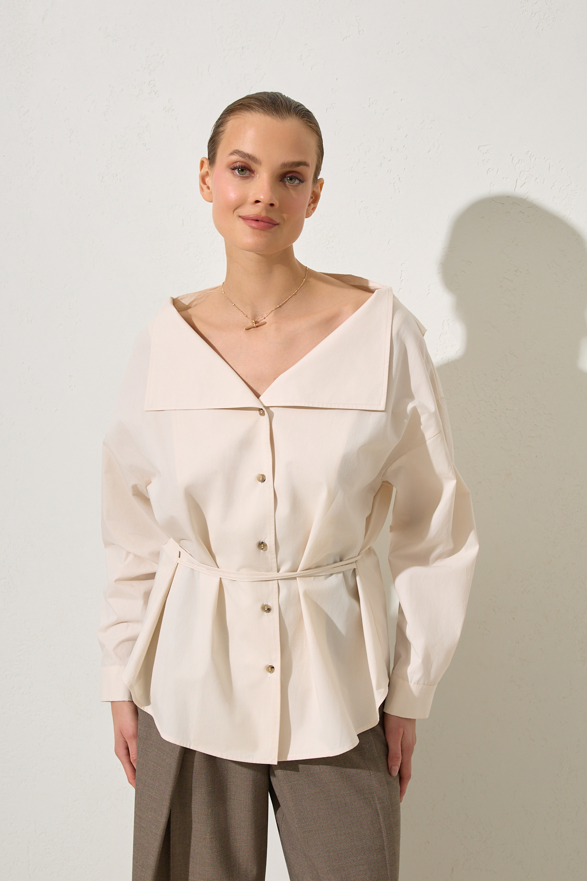 Krem %100 Pamuklu Yaka Detaylı Gömlek Kadın Gömlek modelleri