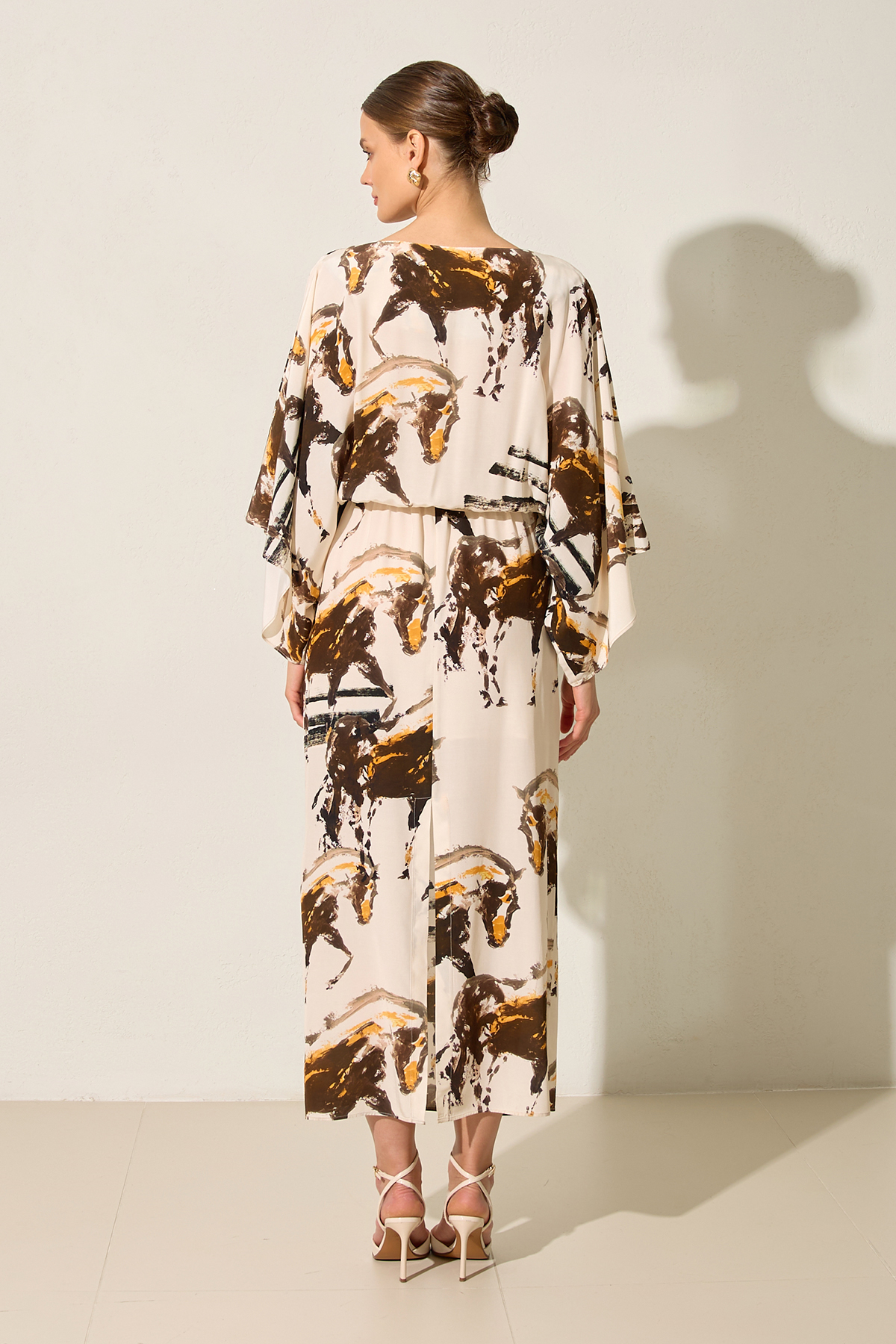 Krem - Acı Kahve Rahat Kesim Belden Büzgü Detaylı Desenli Midi Boy Elbise Kadın Kategorisiz modelleri