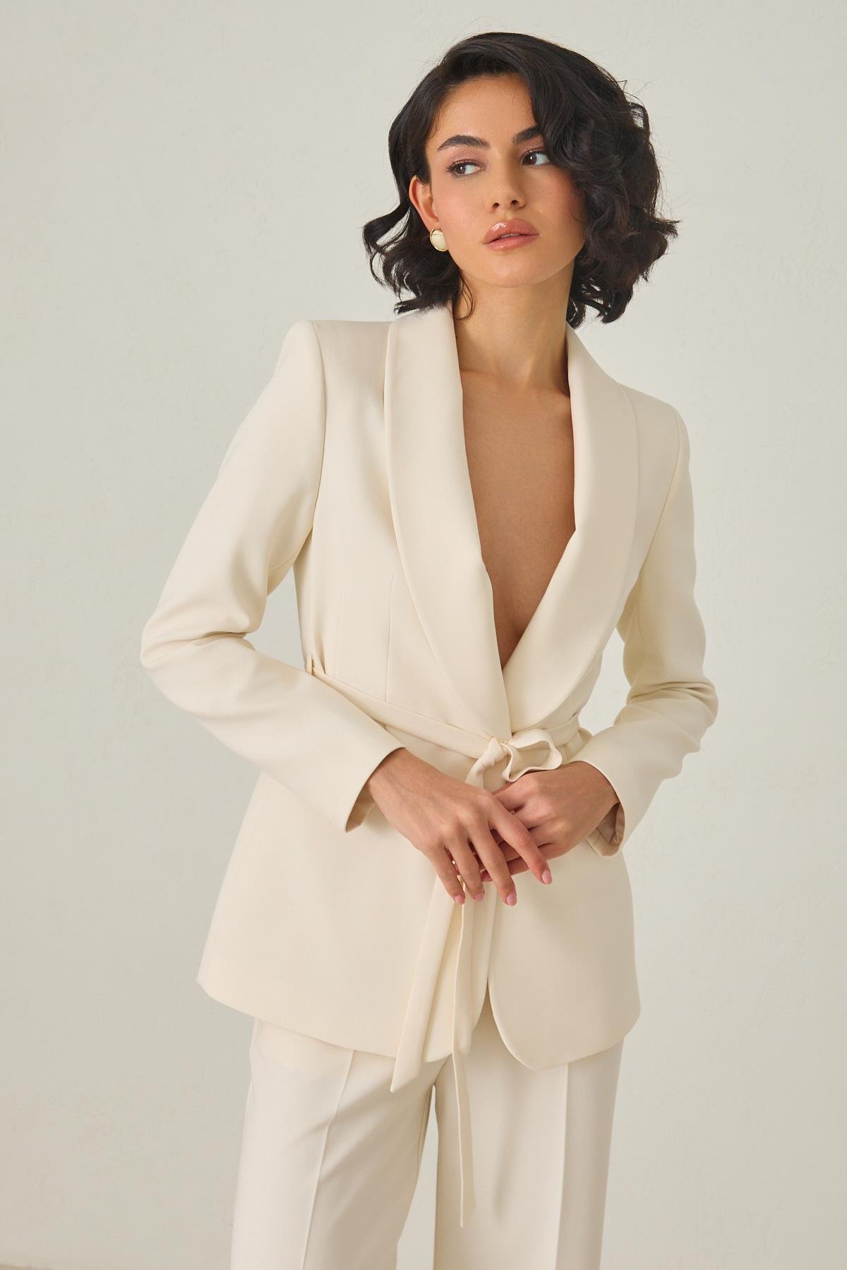Krem Belden Bağlama Ve Cep Detaylı Ceket Ve Rahat Kesim Pantolonlu Takım Kadın Takım Elbise modelleri