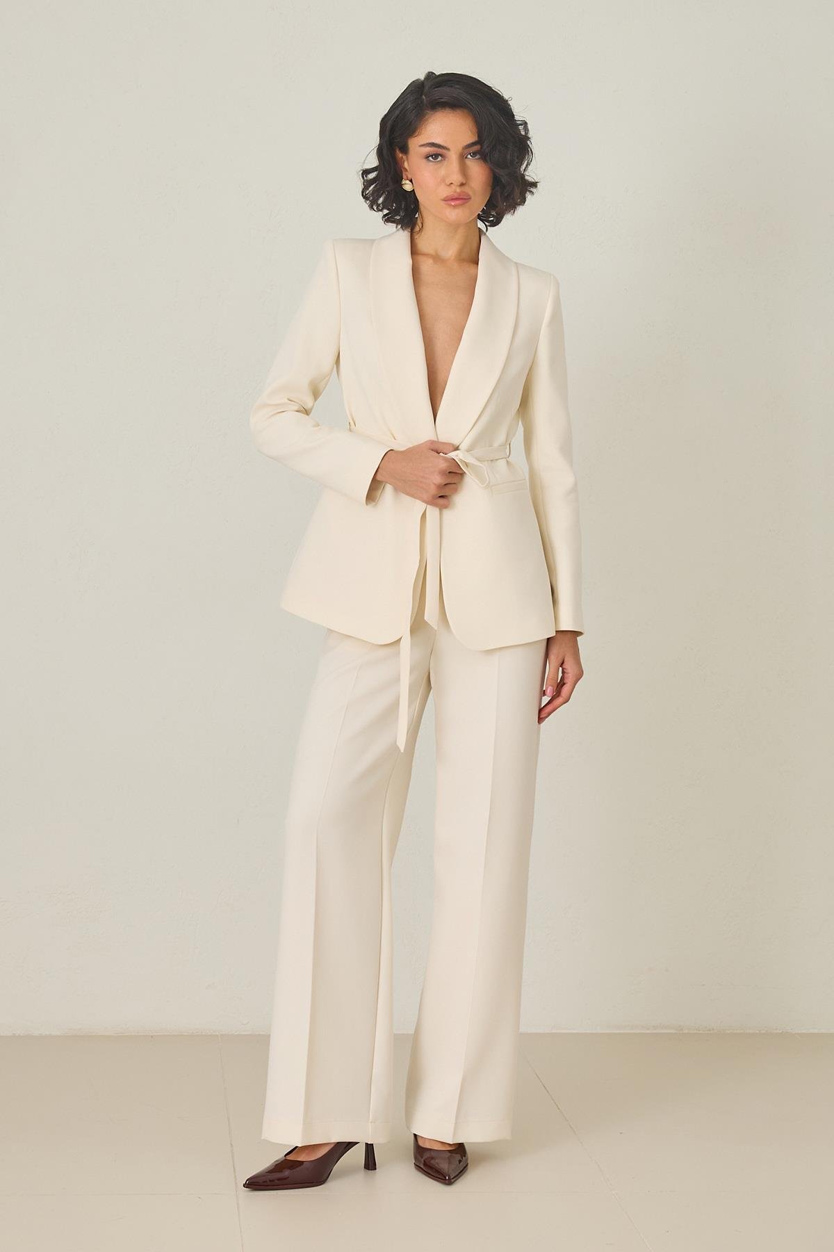 Krem Belden Bağlama Ve Cep Detaylı Ceket Ve Rahat Kesim Pantolonlu Takım Kadın Takım Elbise modelleri