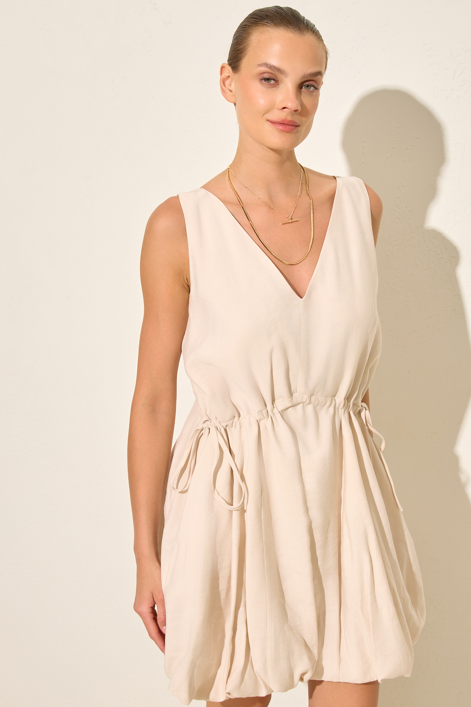 Krem Belden Büzgü Detaylı V Yaka Kolsuz Elbise Kadın Kategorisiz modelleri