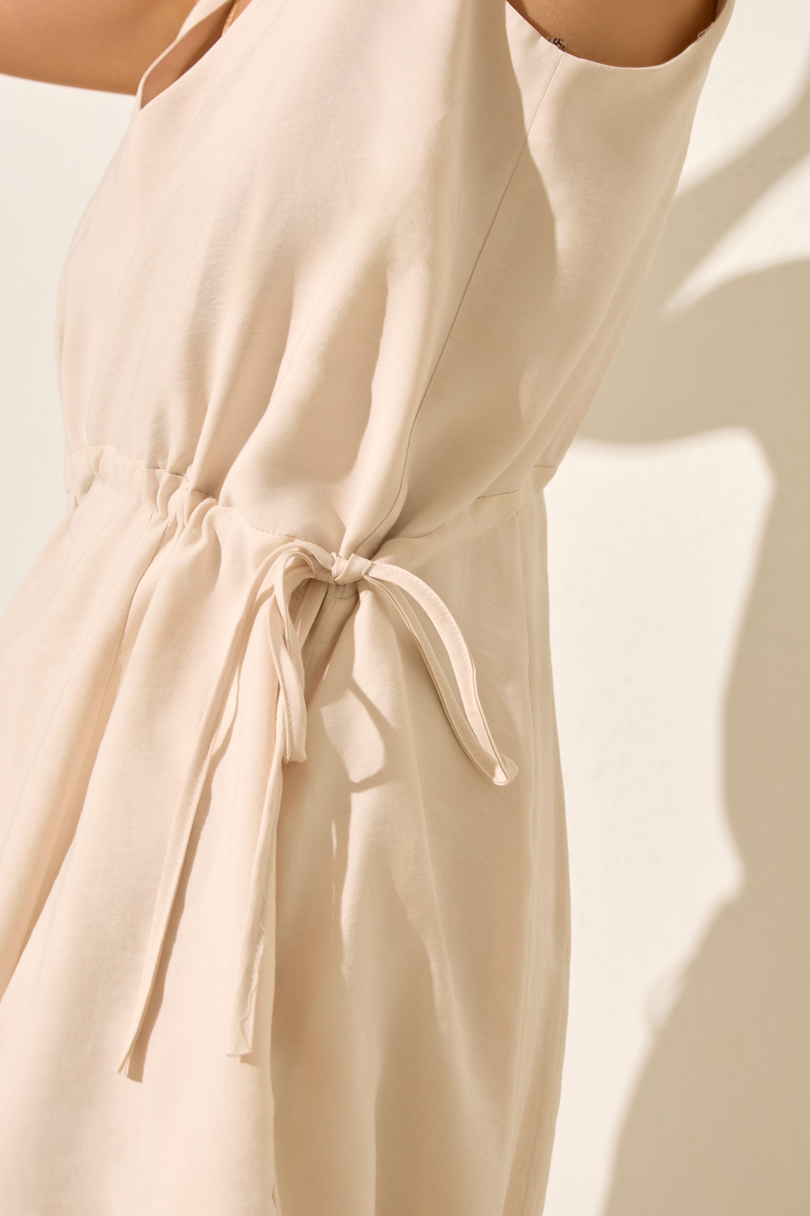 Krem Belden Büzgü Detaylı V Yaka Kolsuz Elbise Kadın Kategorisiz modelleri