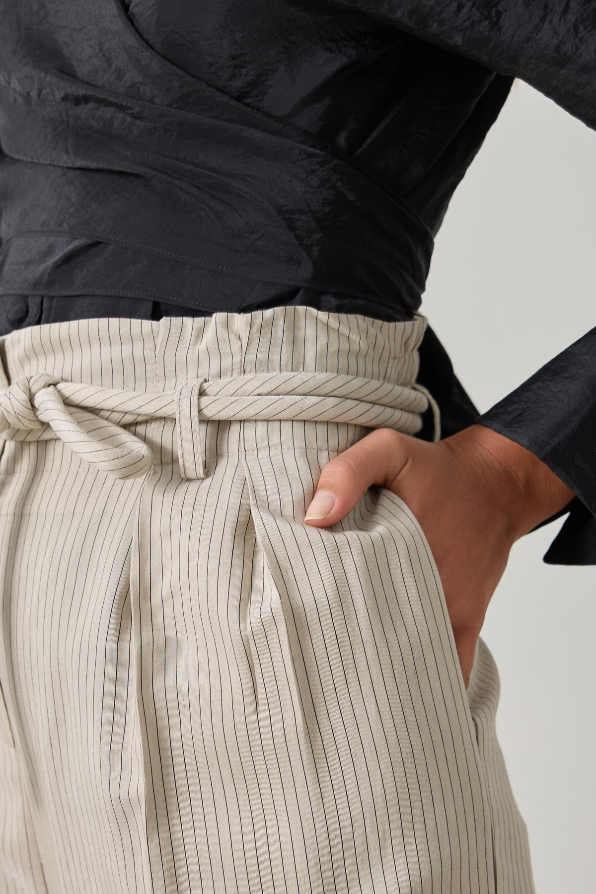 Krem-Siyah Bağlama Detaylı Rahat Kesim Pantolon Kadın Pantolon modelleri