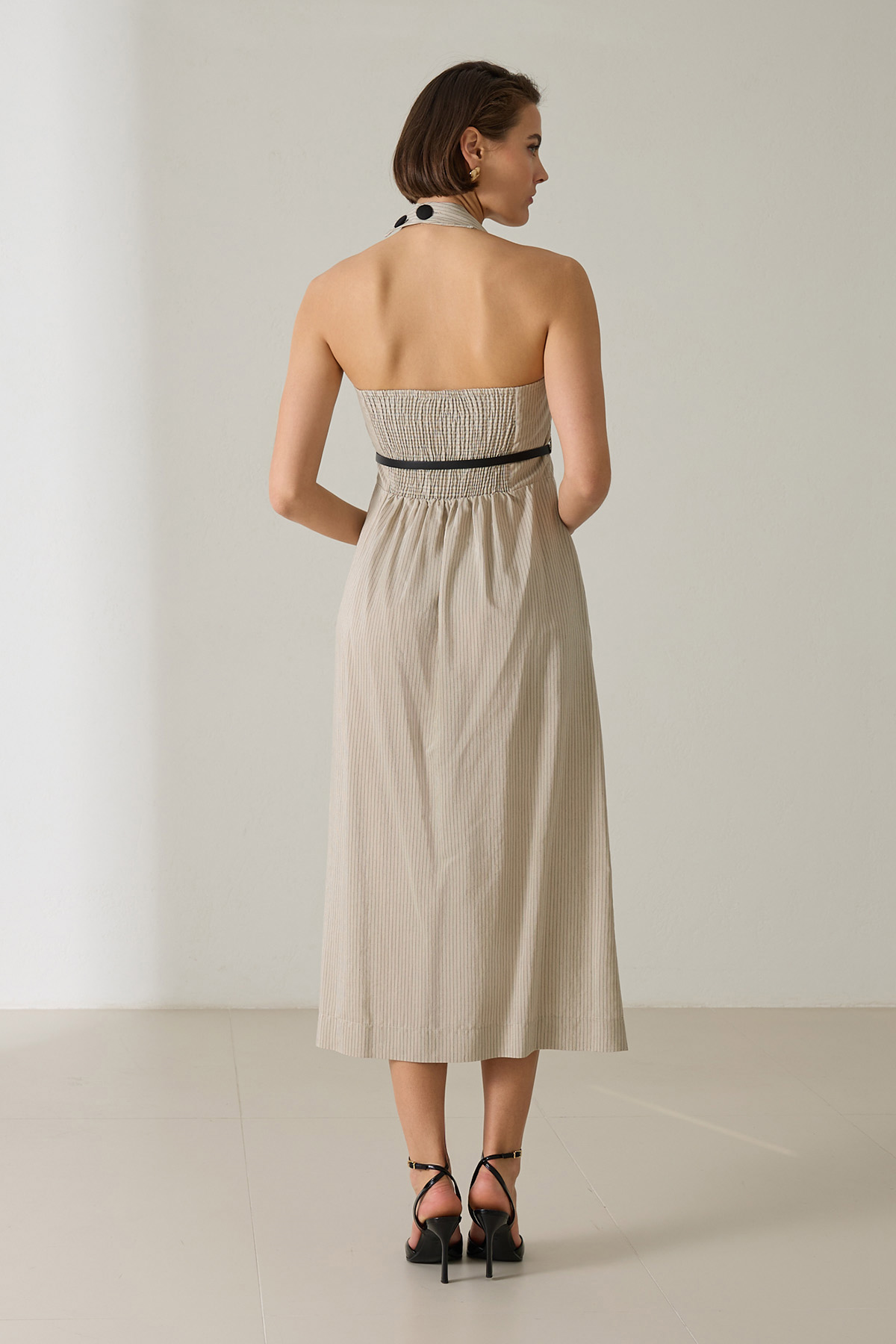 Krem-Siyah Boyun Ve Bel Detaylı Kemerli Elbise Kadın Günlük Elbise modelleri