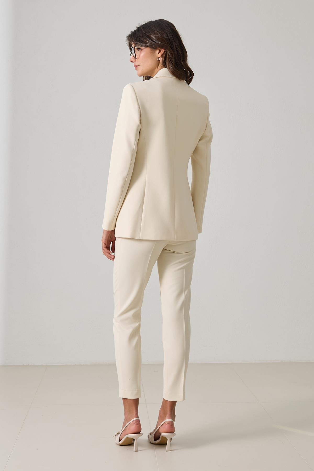 Krem Tek Düğme Detaylı Ceket, Cep Detaylı Tam Kalıp Pantolonlu Takım Kadın Takım Elbise modelleri