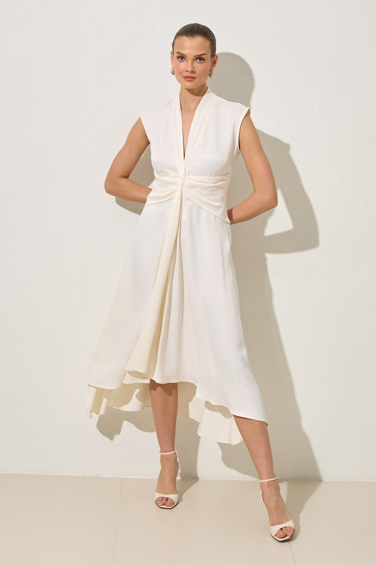 Krem V Yaka Belden Detaylı Midi Boy Kolsuz Elbise Kadın Günlük Elbise modelleri