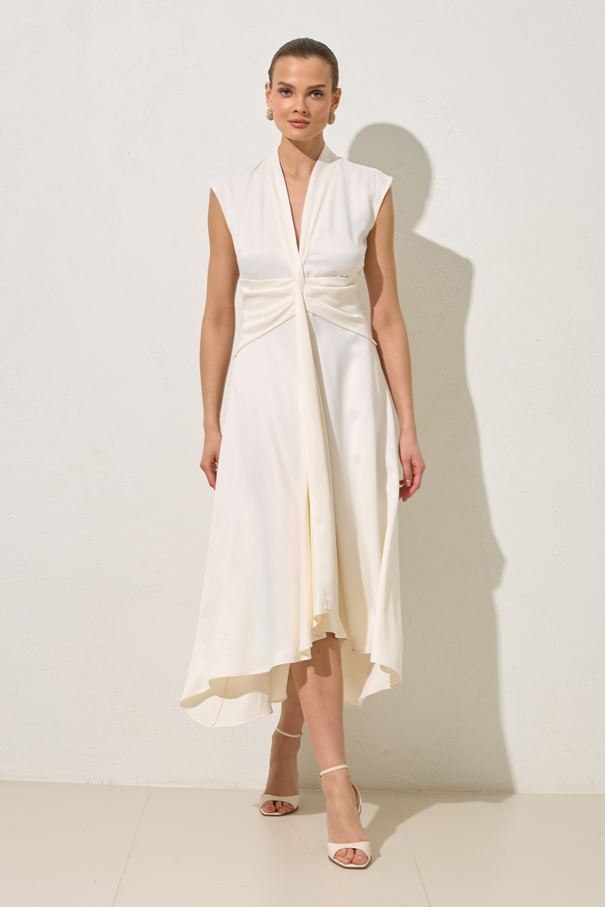 Krem V Yaka Belden Detaylı Midi Boy Kolsuz Elbise Kadın Günlük Elbise modelleri