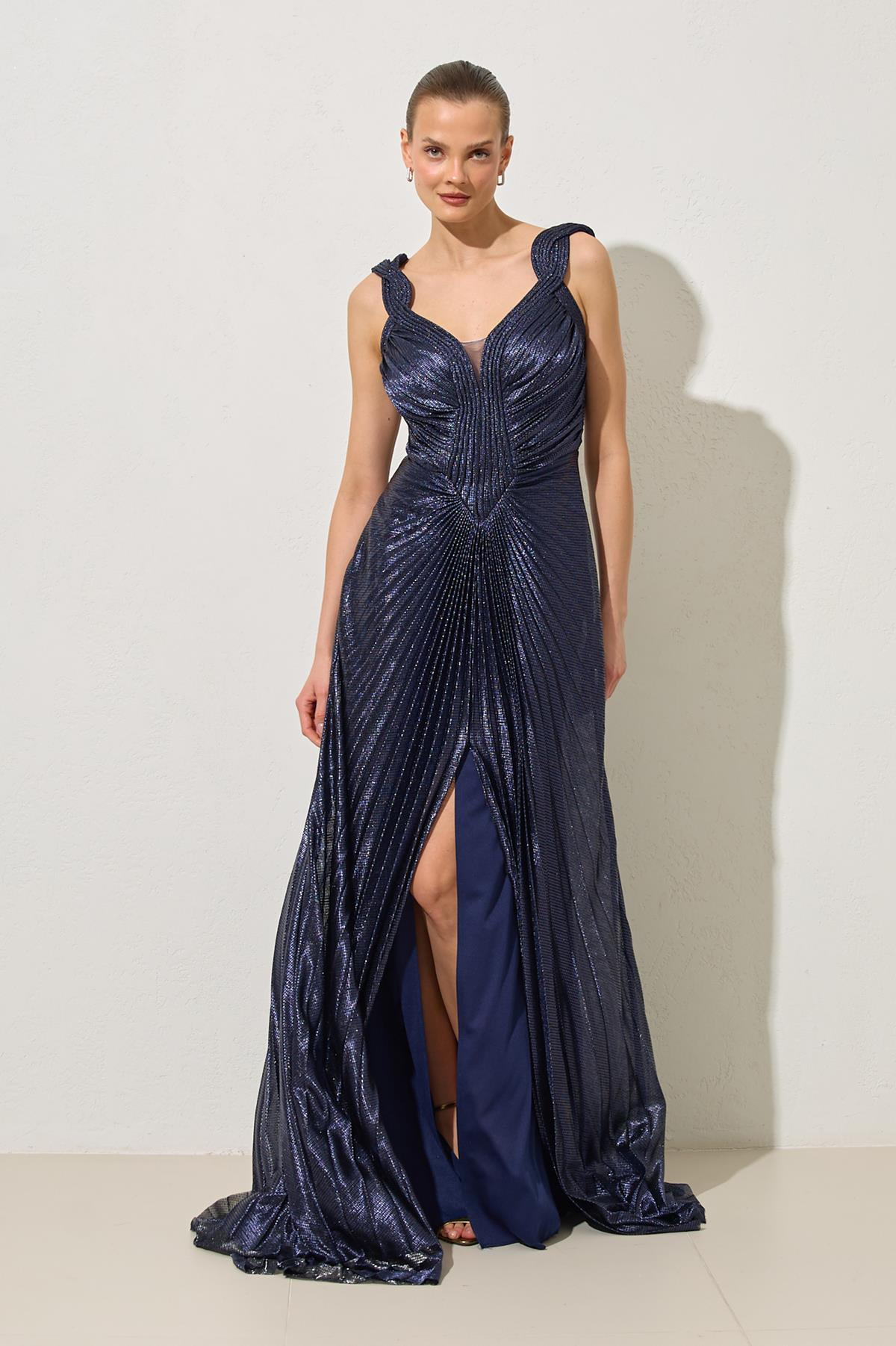 Lacivert Askı Ve Yaka Detaylı Piliseli Uzun Abiye Elbise Kadın Abiye Elbise modelleri