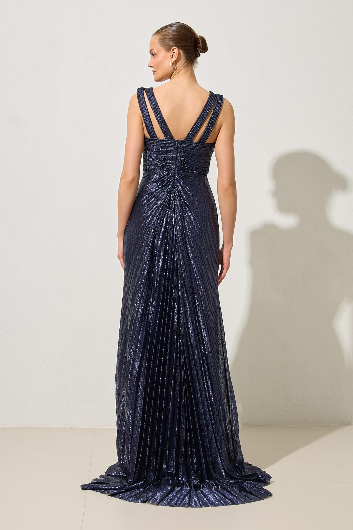 Lacivert Askı Ve Yaka Detaylı Piliseli Uzun Abiye Elbise Kadın Abiye Elbise modelleri