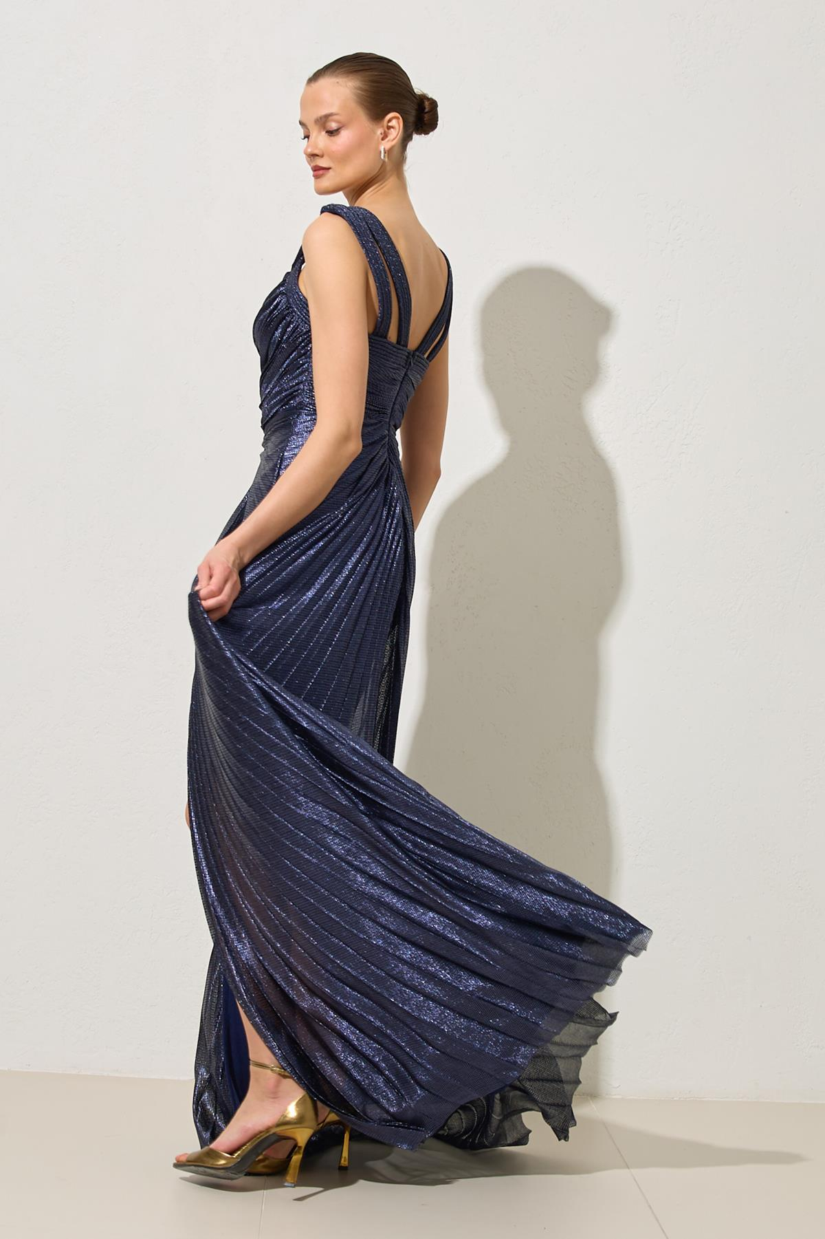 Lacivert Askı Ve Yaka Detaylı Piliseli Uzun Abiye Elbise Kadın Abiye Elbise modelleri