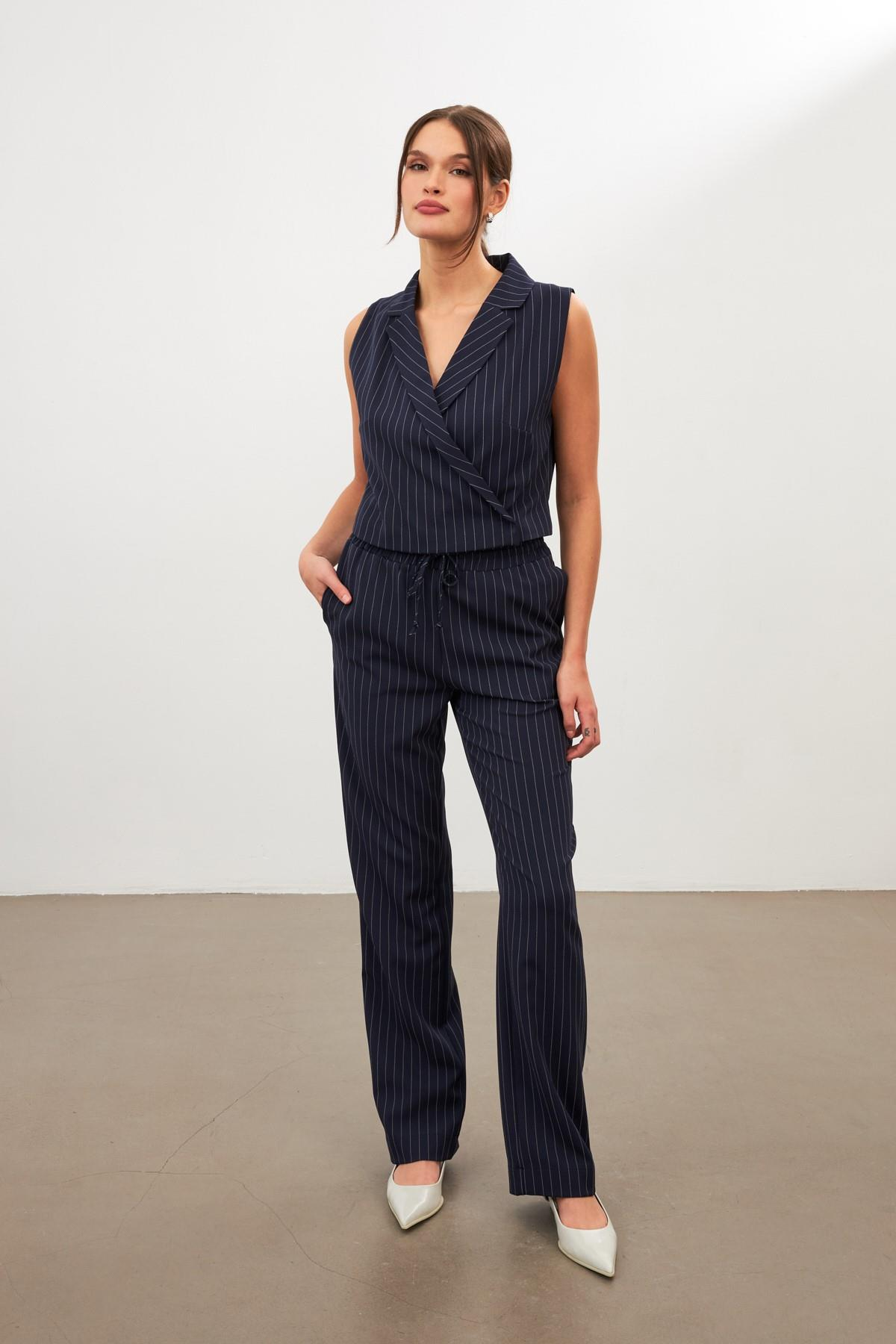 Lacivert Çizgi Desenli Asimetrik Yelek Ve Dar Paça Pantolonlu Takım Kadın Takım Elbise modelleri