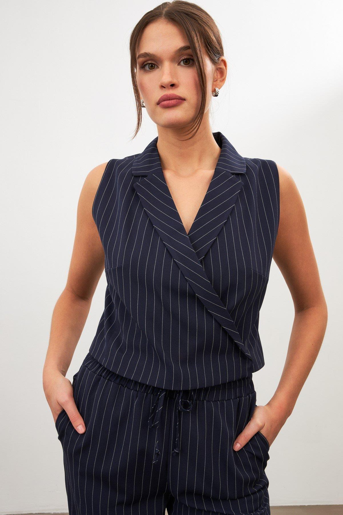 Lacivert Çizgi Desenli Asimetrik Yelek Ve Dar Paça Pantolonlu Takım Kadın Takım Elbise modelleri
