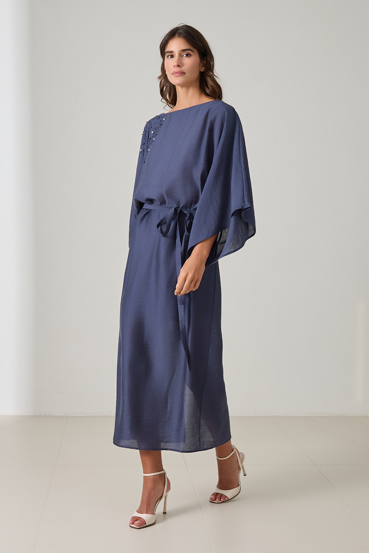 Lacivert Dar Kalıp Omuzdan Taş Detaylı Beldenbağlamalı Midi Boy Uzun Kollu Elbise Kadın Günlük Elbise modelleri