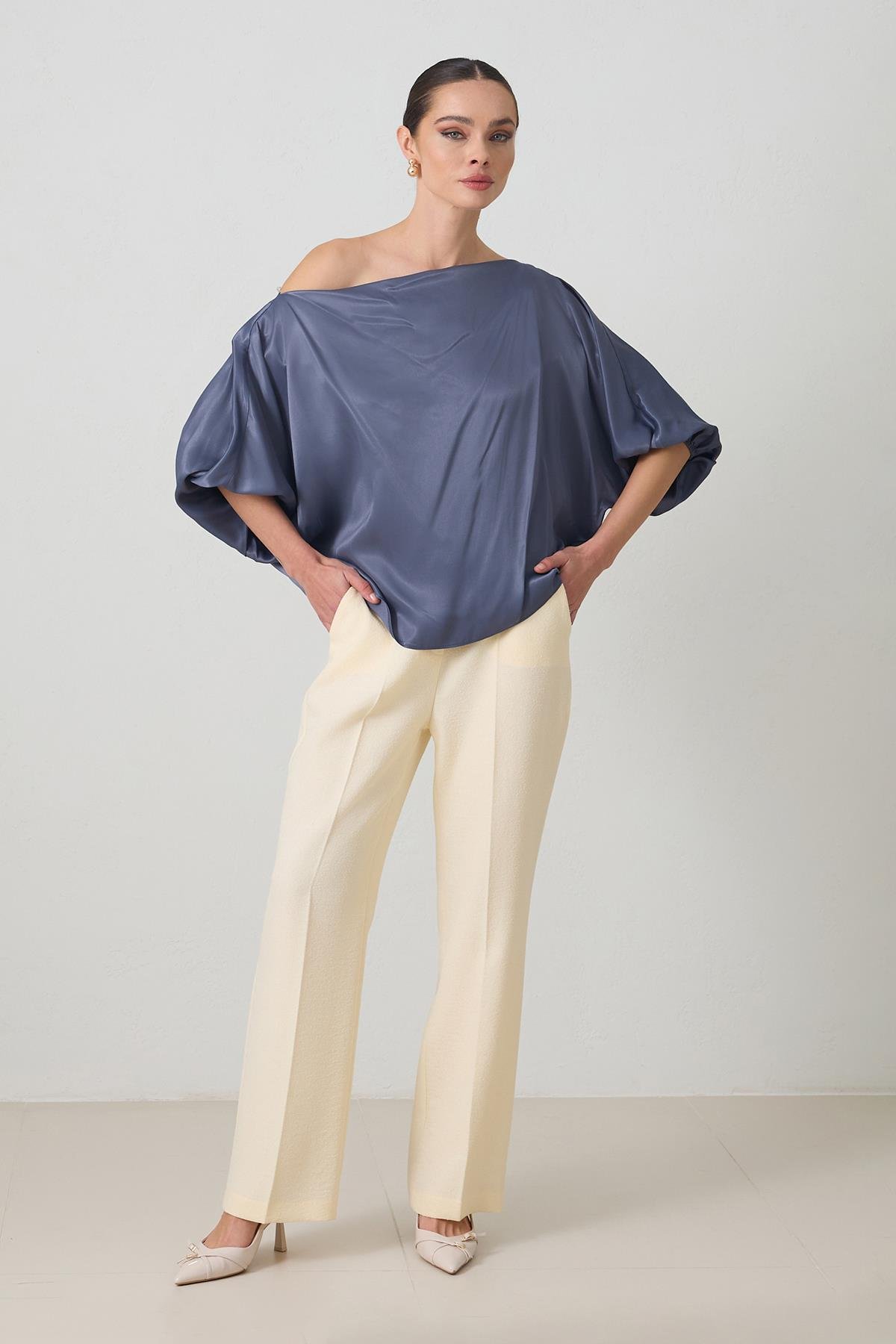 Lacivert Omuz Ve Kol Detaylı Rahat Kesim Şık Bluz Kadın Bluz modelleri