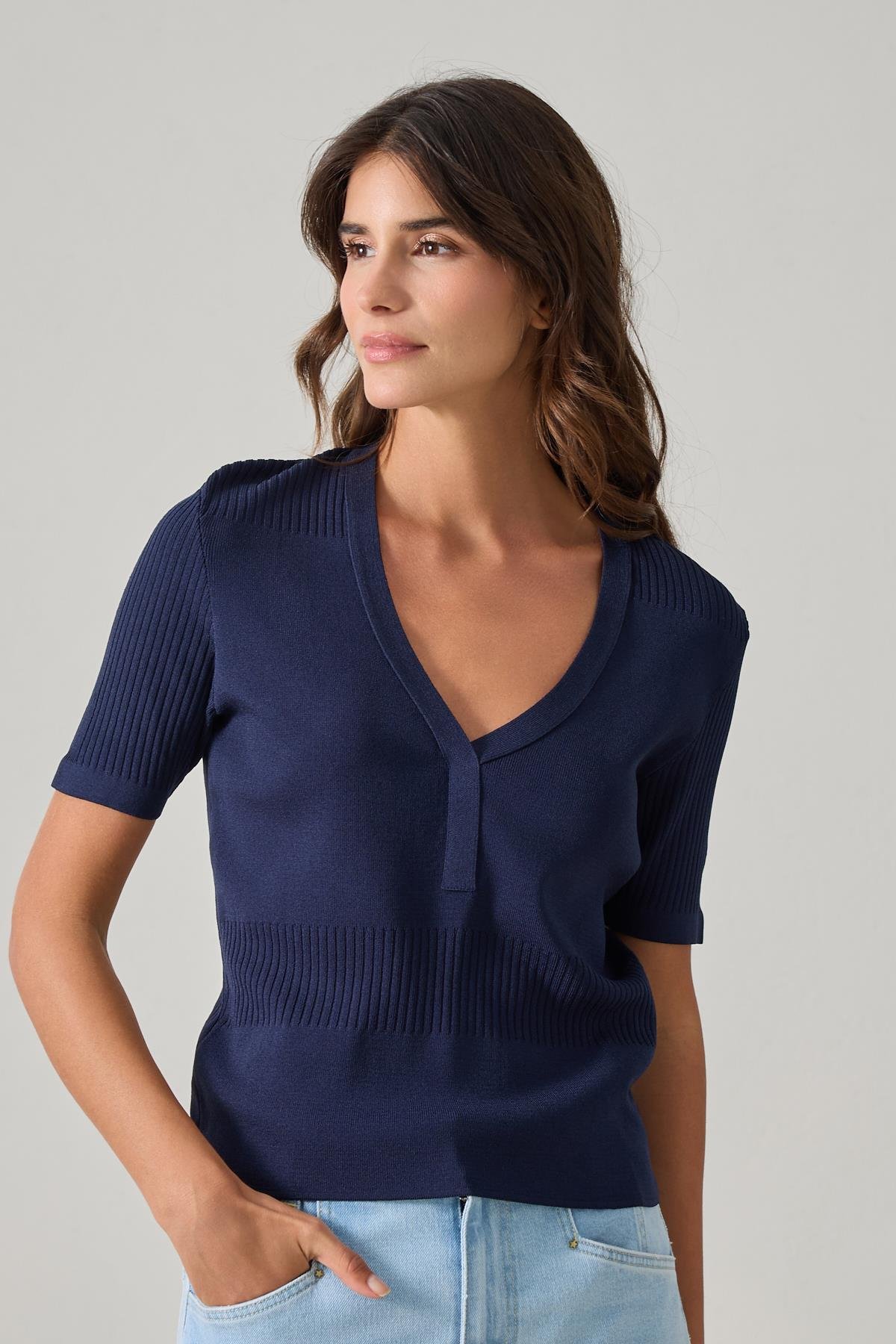 Lacivert V Yaka Kısa Kollu Triko Bluz Kadın Kategorisiz modelleri