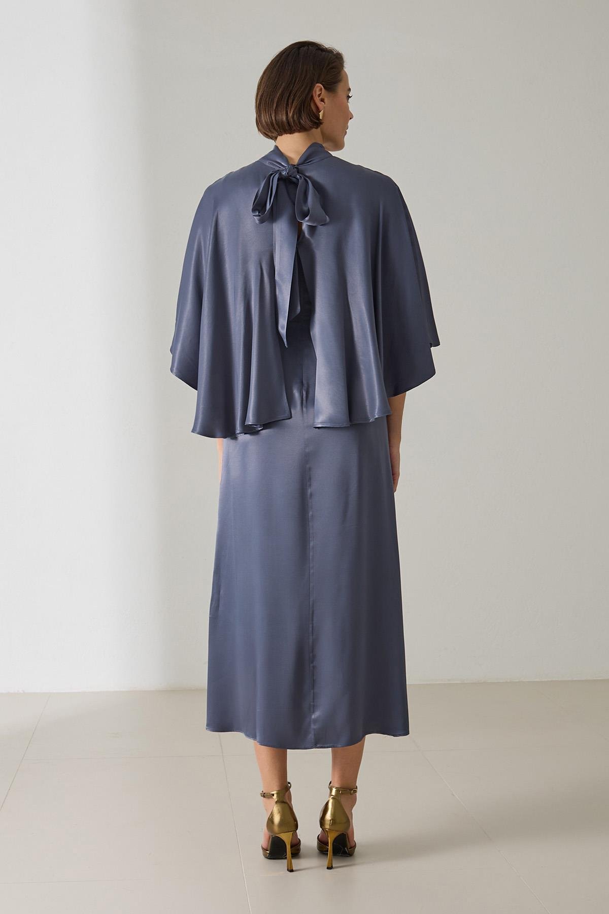 Lacivert Yakada Pencere Ve Kol Detaylı Belden Oturtmalı Uzun Elbise Kadın Kategorisiz modelleri