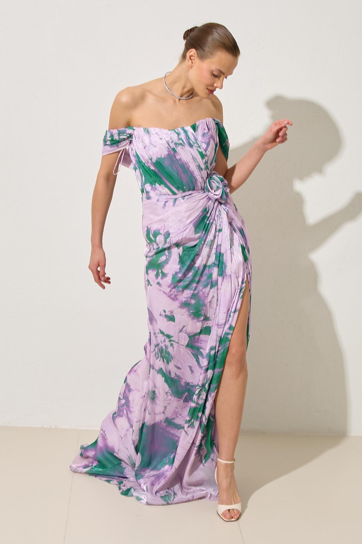 Lila Düşük Omuz Ve Belden Gül Detaylı Desenli Uzun Abiye Elbise Kadın Abiye Elbise modelleri