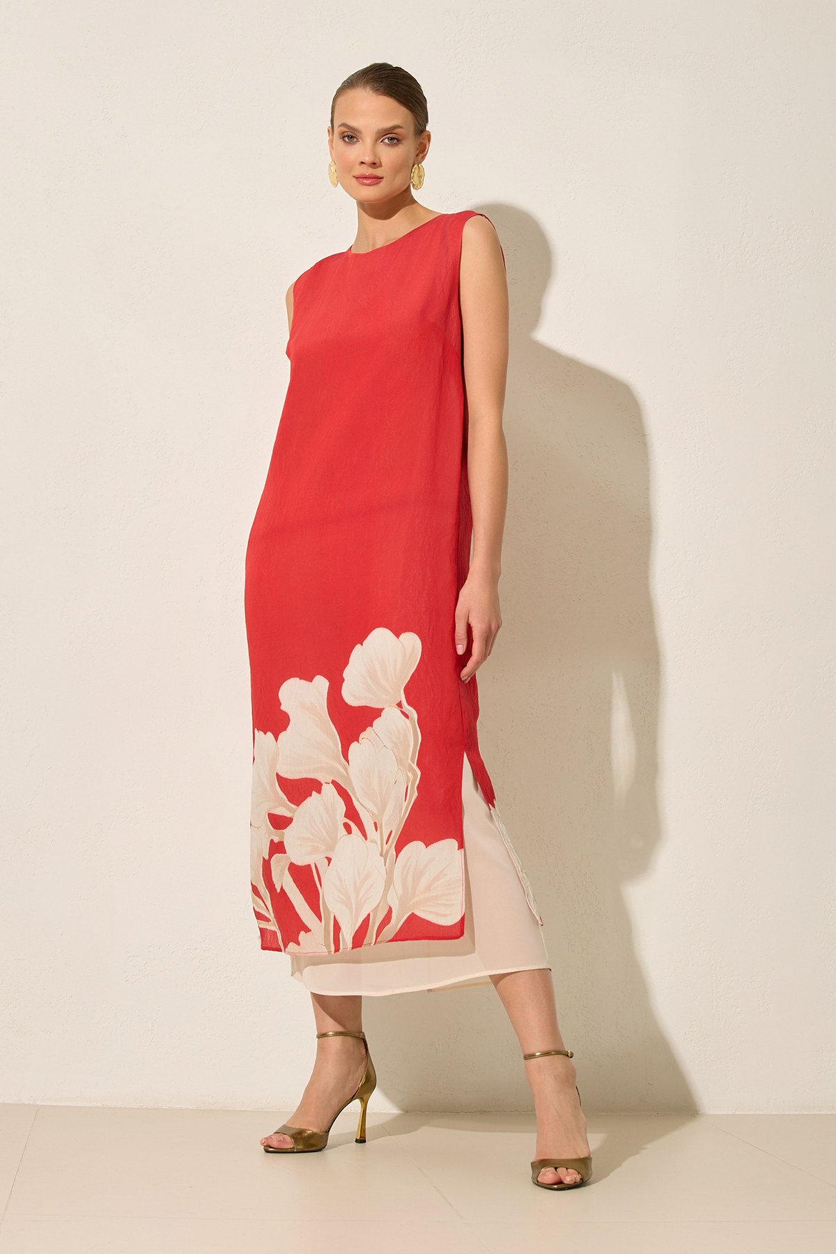 Mercan Kolsuz Rahat Kesim Etekte Tül Kumaş Detaylı Midi Boy Elbise Kadın Kategorisiz modelleri