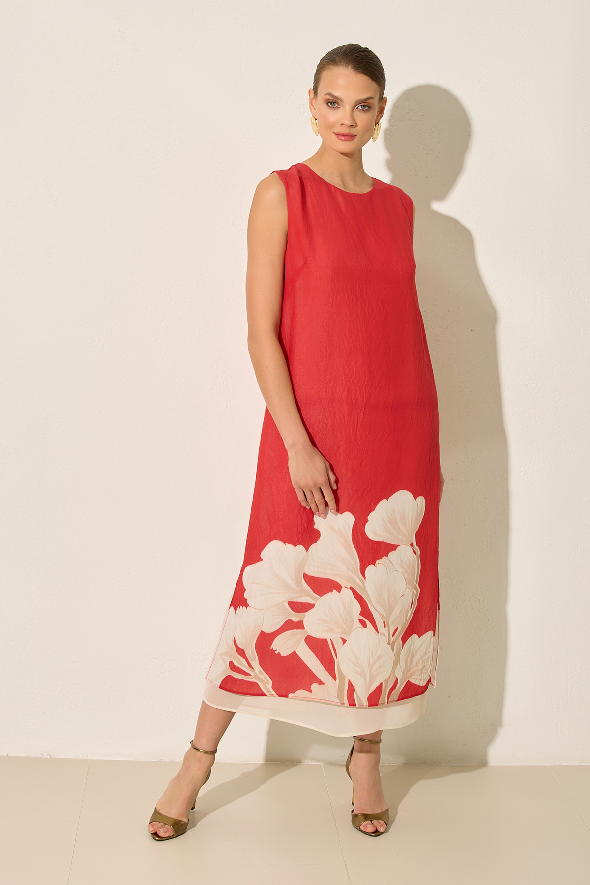 Mercan Kolsuz Rahat Kesim Etekte Tül Kumaş Detaylı Midi Boy Elbise Kadın Kategorisiz modelleri