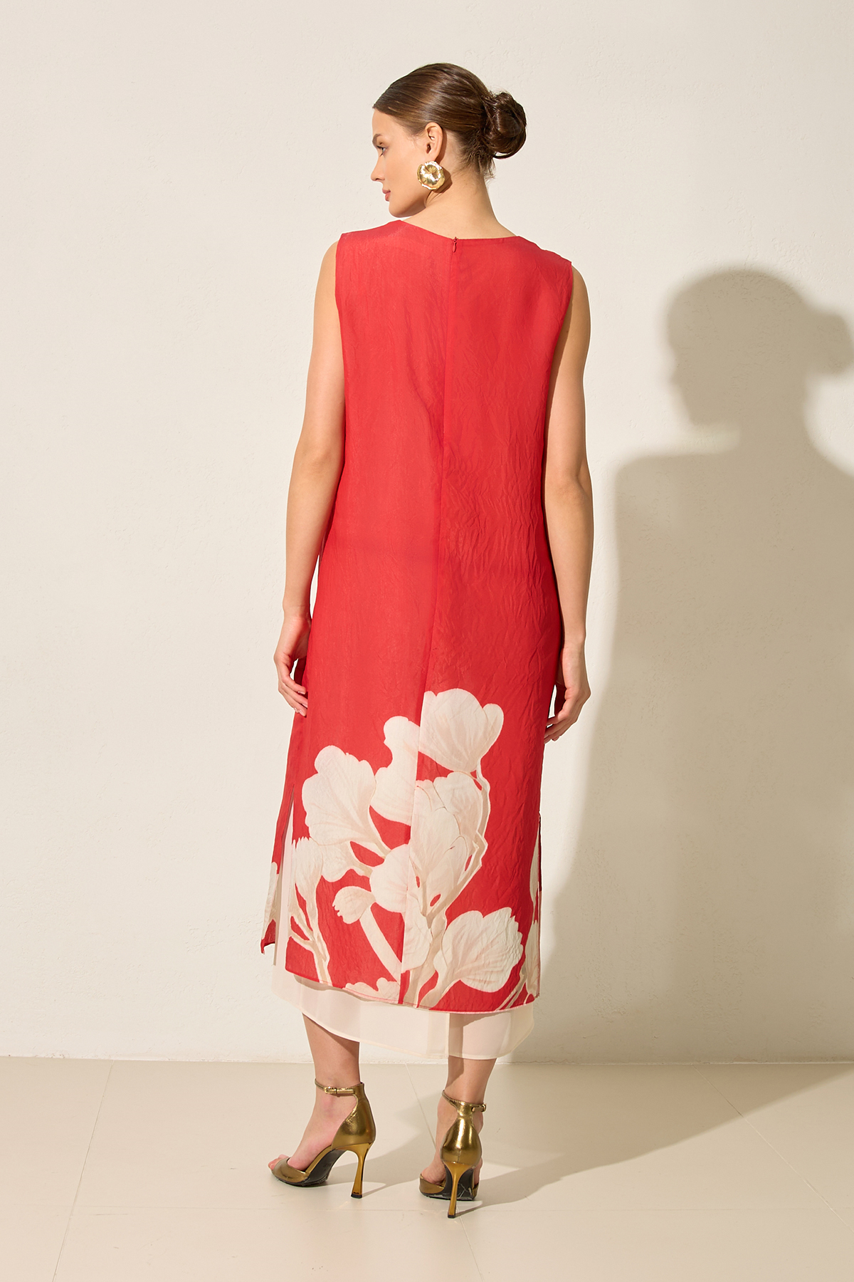 Mercan Kolsuz Rahat Kesim Etekte Tül Kumaş Detaylı Midi Boy Elbise Kadın Kategorisiz modelleri