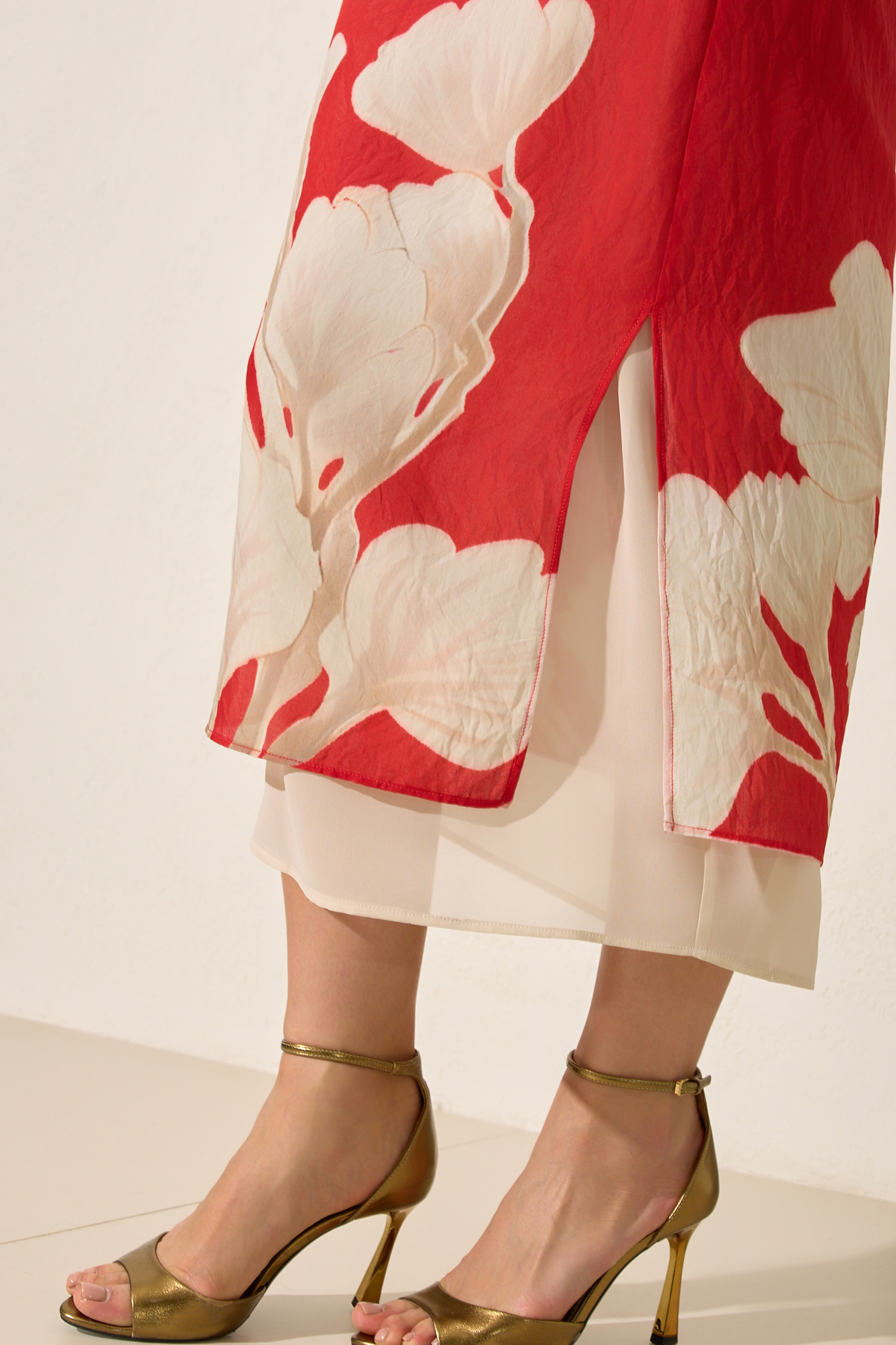 Mercan Kolsuz Rahat Kesim Etekte Tül Kumaş Detaylı Midi Boy Elbise Kadın Kategorisiz modelleri