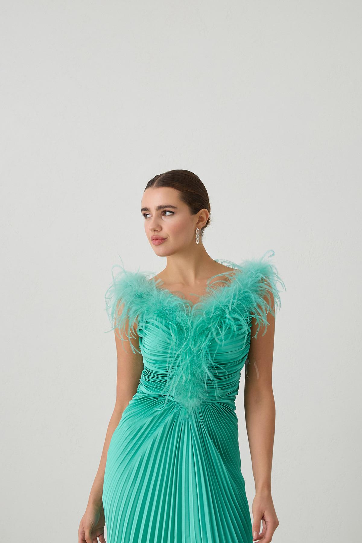 Mint Önden Yırtmaçlı Tüy Detaylı Uzun Abiye Elbise Kadın Abiye Elbise modelleri