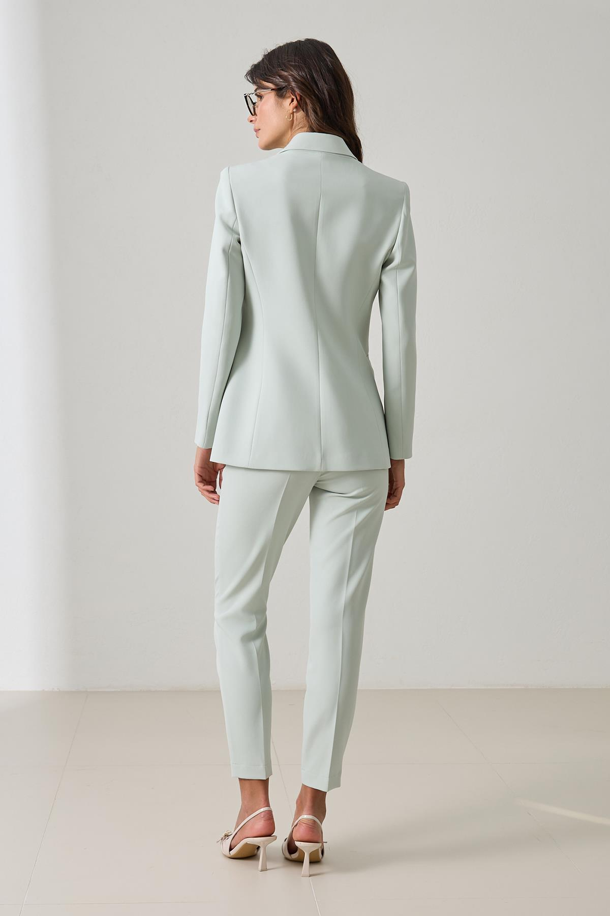 Mint Tek Düğme Detaylı Ceket, Cep Detaylı Tam Kalıp Pantolonlu Takım Kadın Takım Elbise modelleri
