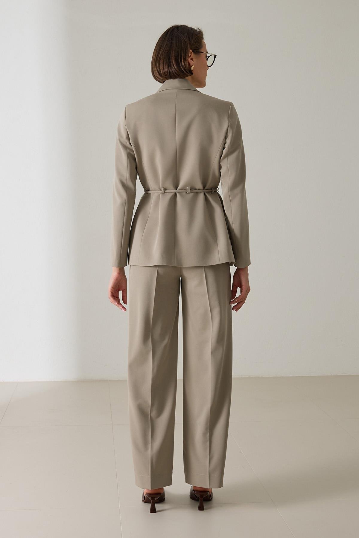 Olive Belden Bağlama Ve Cep Detaylı Ceket, Rahat Kesim Cepli Pantolonlu Takım Kadın Takım Elbise modelleri