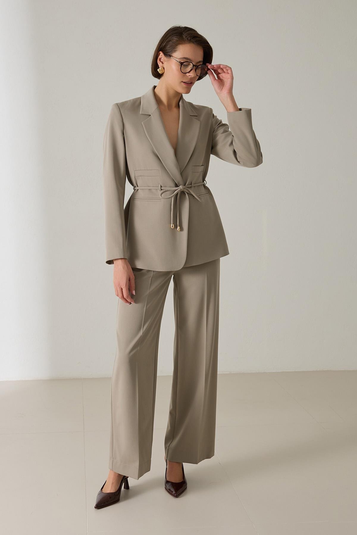 Olive Belden Bağlama Ve Cep Detaylı Ceket, Rahat Kesim Cepli Pantolonlu Takım Kadın Takım Elbise modelleri