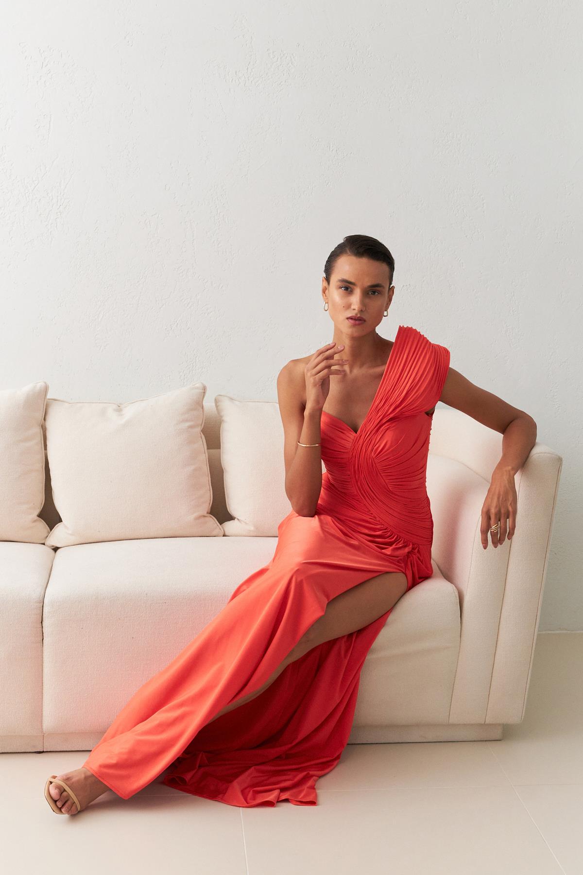 Oranj Drape Detaylı Tek Omuz Belden Oturtmalı Yırtmaçlı Midi Boy Abiye Elbise Kadın Kategorisiz modelleri