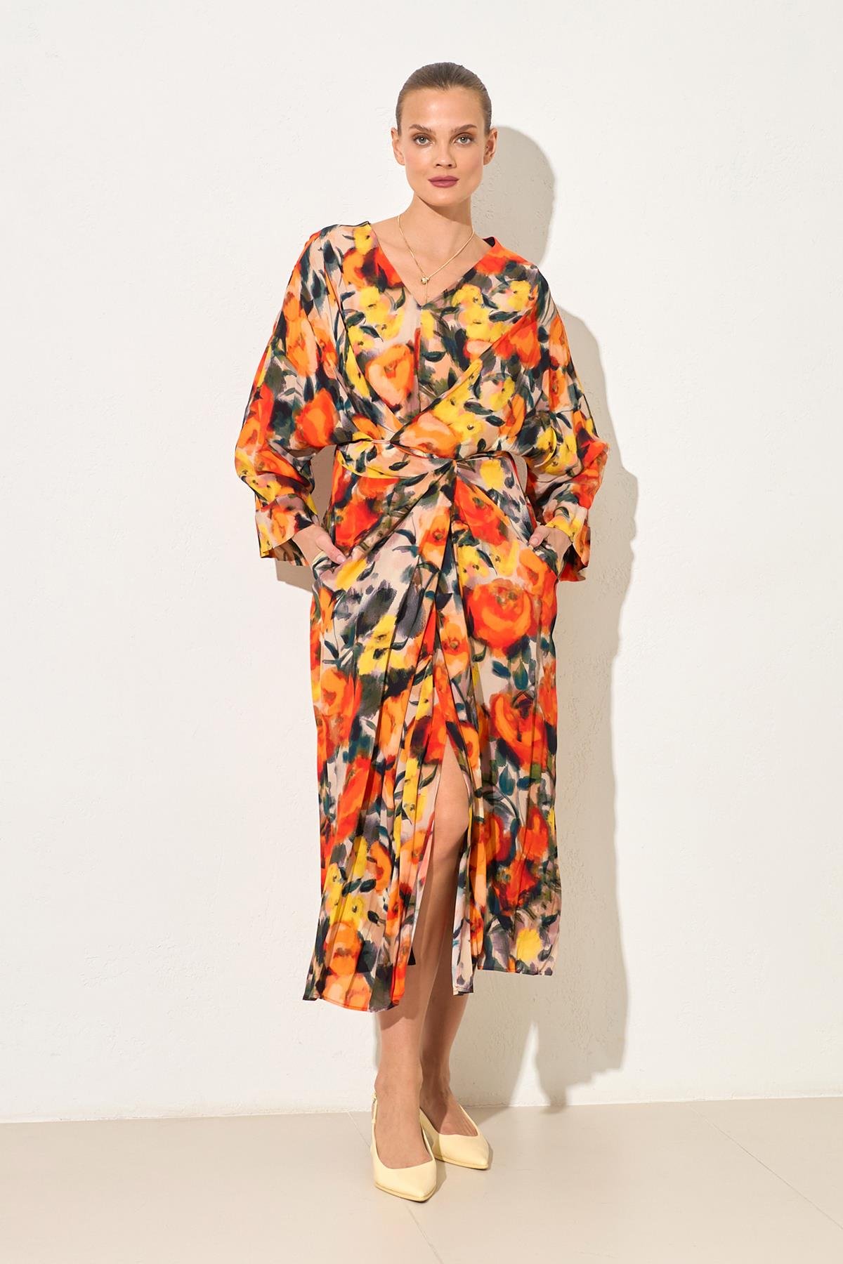 Oranj V Yaka Kol Ve Bağlama Detaylı Desenli Elbise Kadın Günlük Elbise modelleri