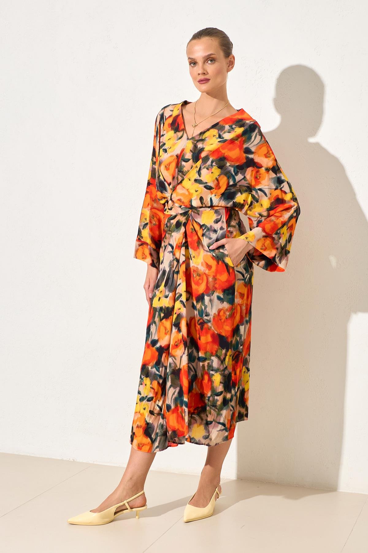 Oranj V Yaka Kol Ve Bağlama Detaylı Desenli Elbise Kadın Günlük Elbise modelleri