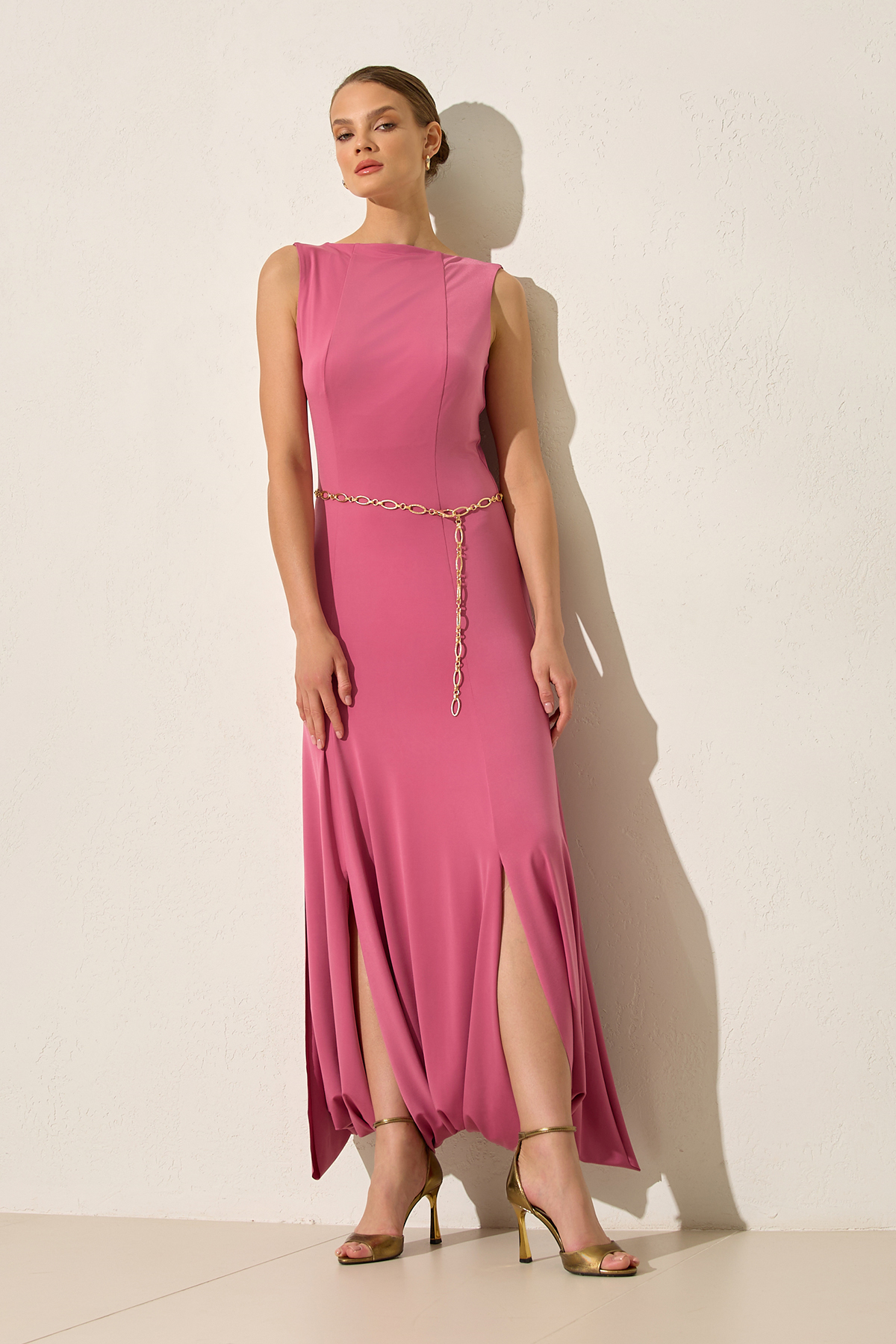 Pembe Kolsuz Tam Kalıp Zincir Kemerli Etek Uçları Asimetrik Kesim Midi Boy Elbise Kadın Kategorisiz modelleri