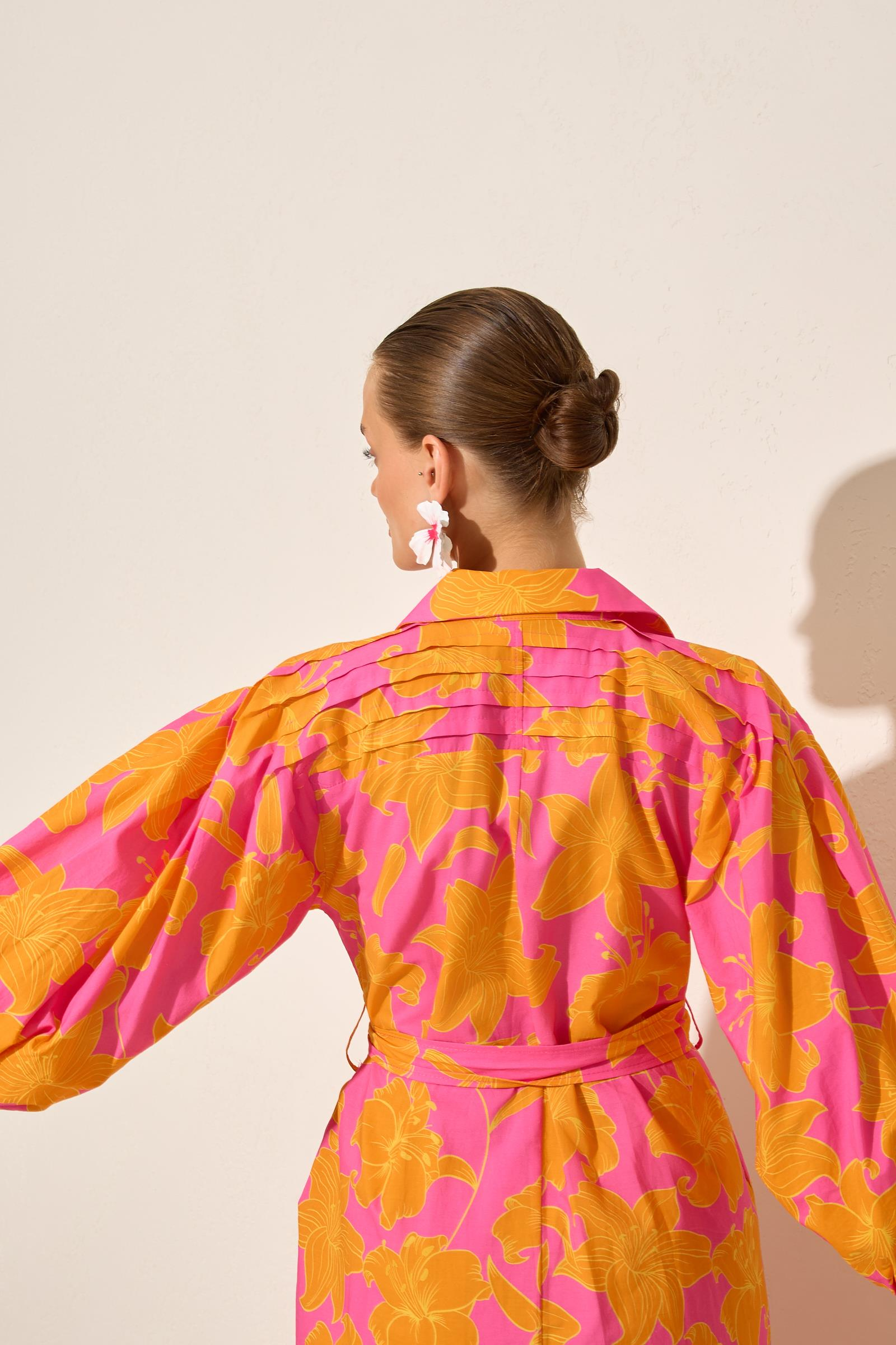 Pembe-Oranj Düğme Ve Yaka Detaylı Belden Kemerli Desenli Elbise Kadın Günlük Elbise modelleri