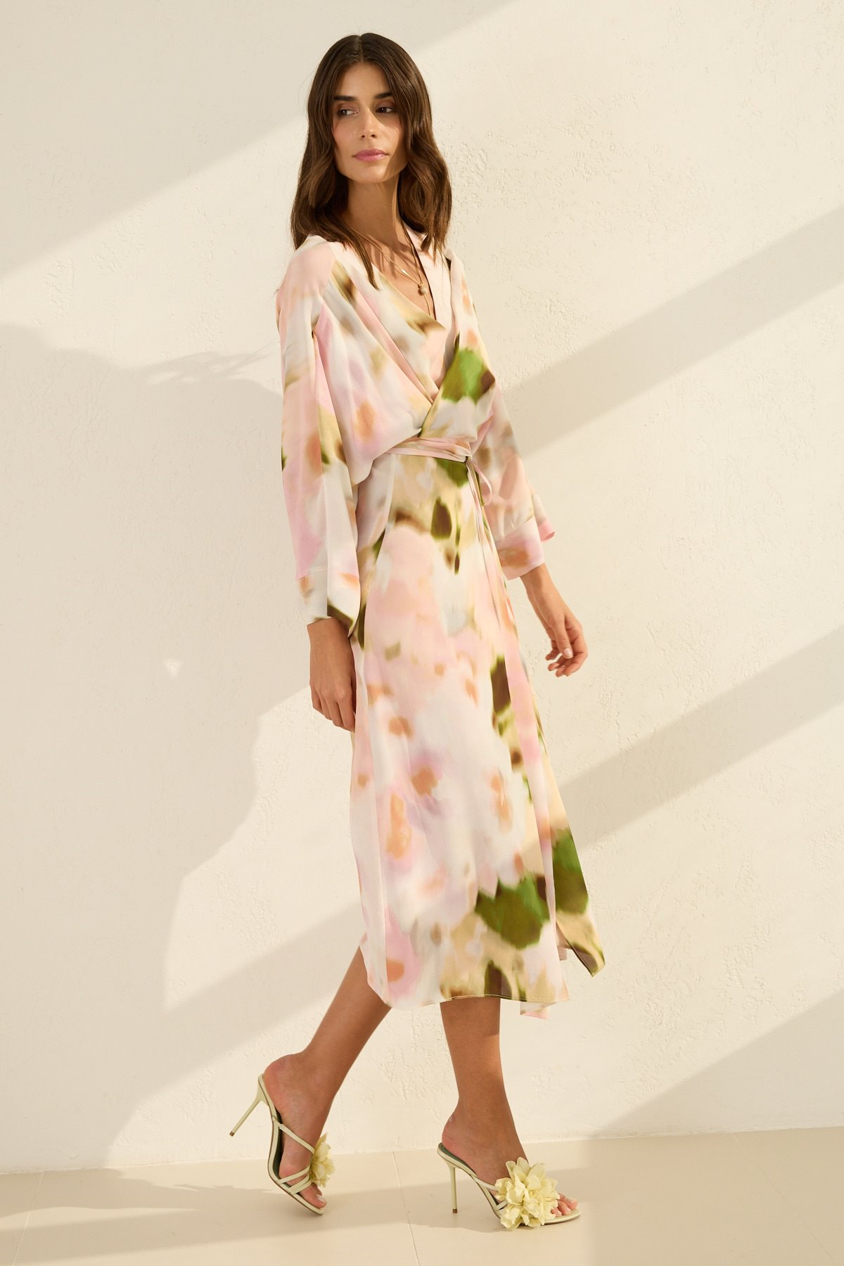 Pudra V Yaka Kol Ve Bağlama Detaylı Desenli Elbise Kadın Kategorisiz modelleri