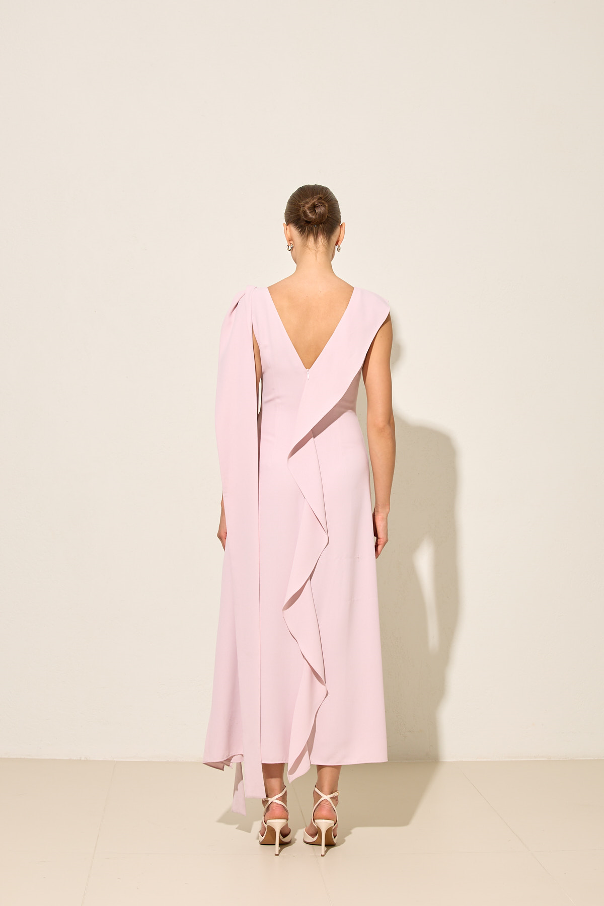 Pudra V Yaka Kolsuz Asimetrik Detaylı Midi Boy Elbise Kadın Kategorisiz modelleri