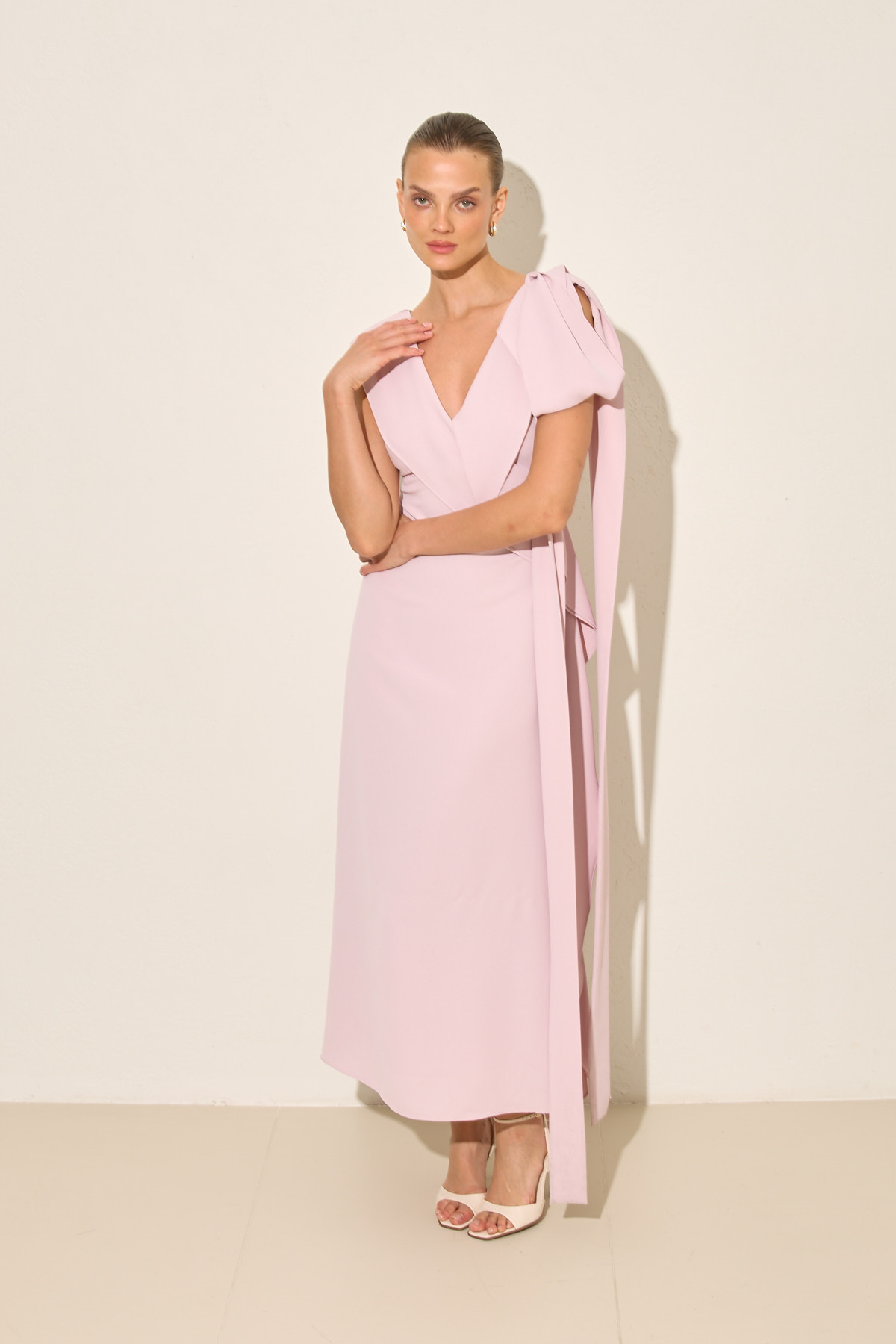 Pudra V Yaka Kolsuz Asimetrik Detaylı Midi Boy Elbise Kadın Kategorisiz modelleri