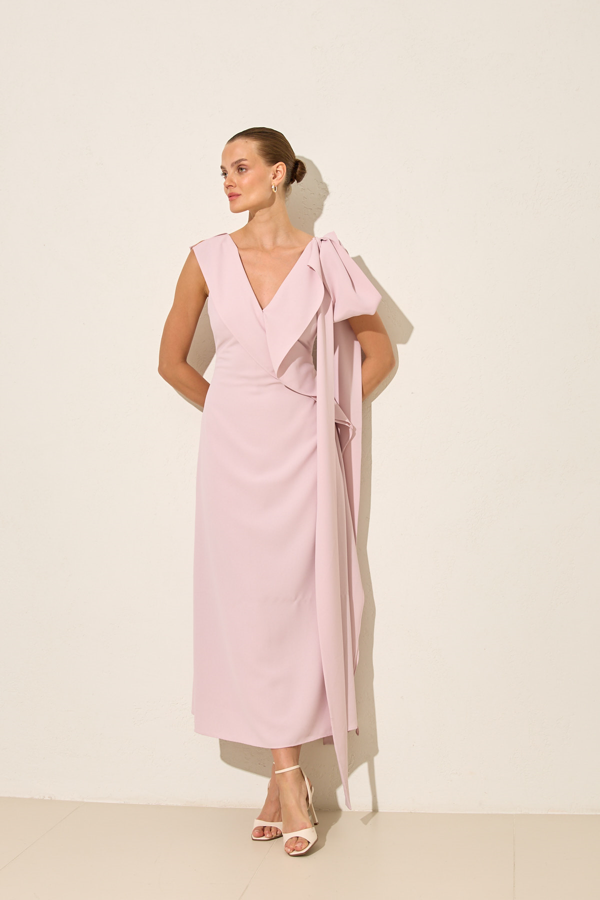 Pudra V Yaka Kolsuz Asimetrik Detaylı Midi Boy Elbise Kadın Kategorisiz modelleri