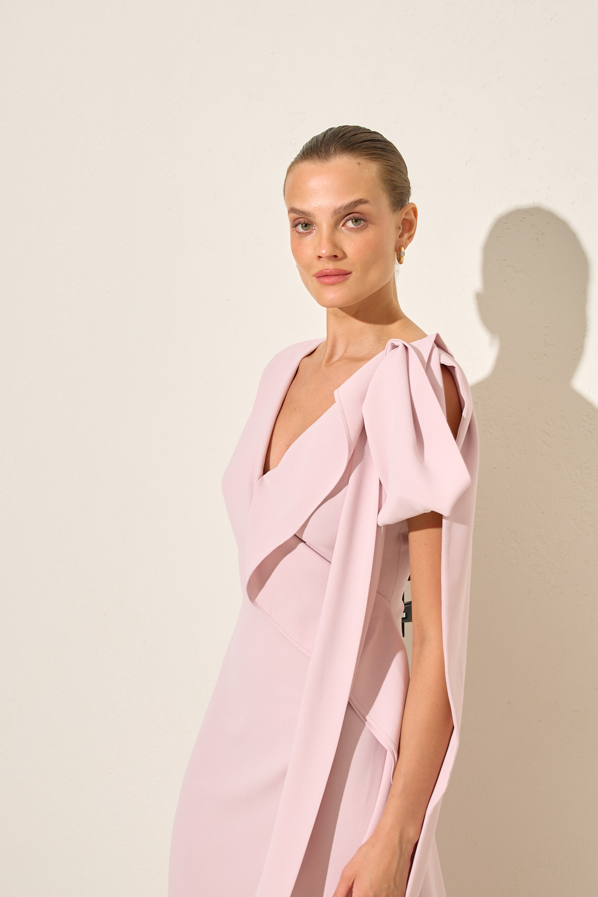 Pudra V Yaka Kolsuz Asimetrik Detaylı Midi Boy Elbise Kadın Kategorisiz modelleri