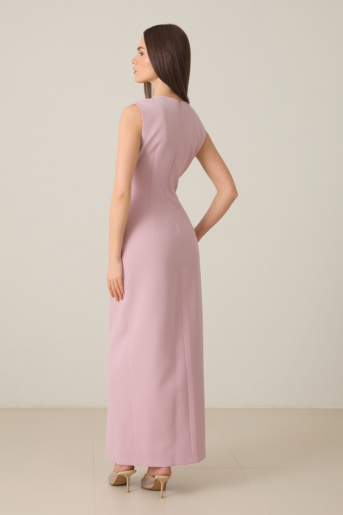 Pudra Vücuda Oturan Tam Kalıp Dekolteli Fiyonk Detaylı Önden Yırtmaçlı Kolsuz Midi Boy Elbise Kadın Günlük Elbise modelleri