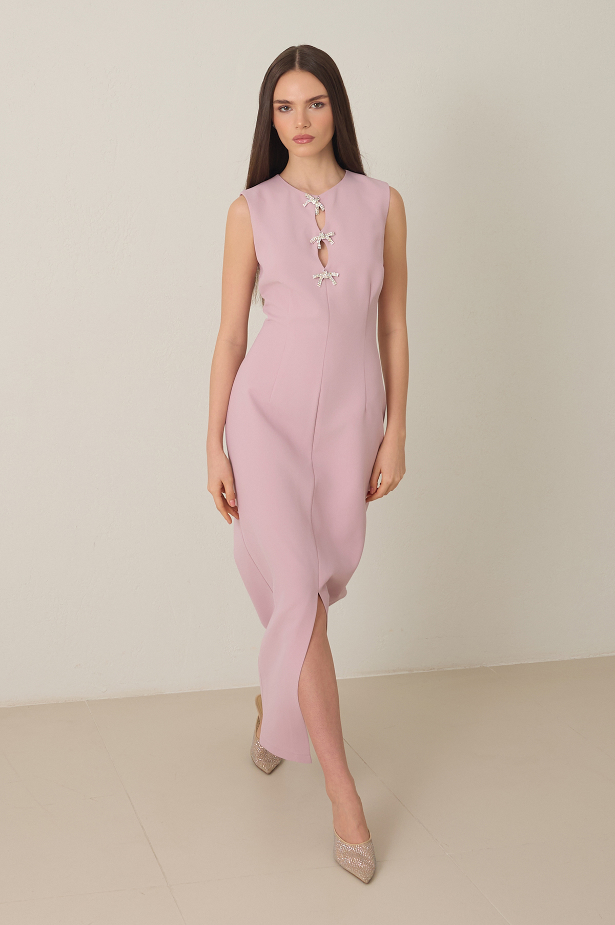 Pudra Vücuda Oturan Tam Kalıp Dekolteli Fiyonk Detaylı Önden Yırtmaçlı Kolsuz Midi Boy Elbise Kadın Günlük Elbise modelleri