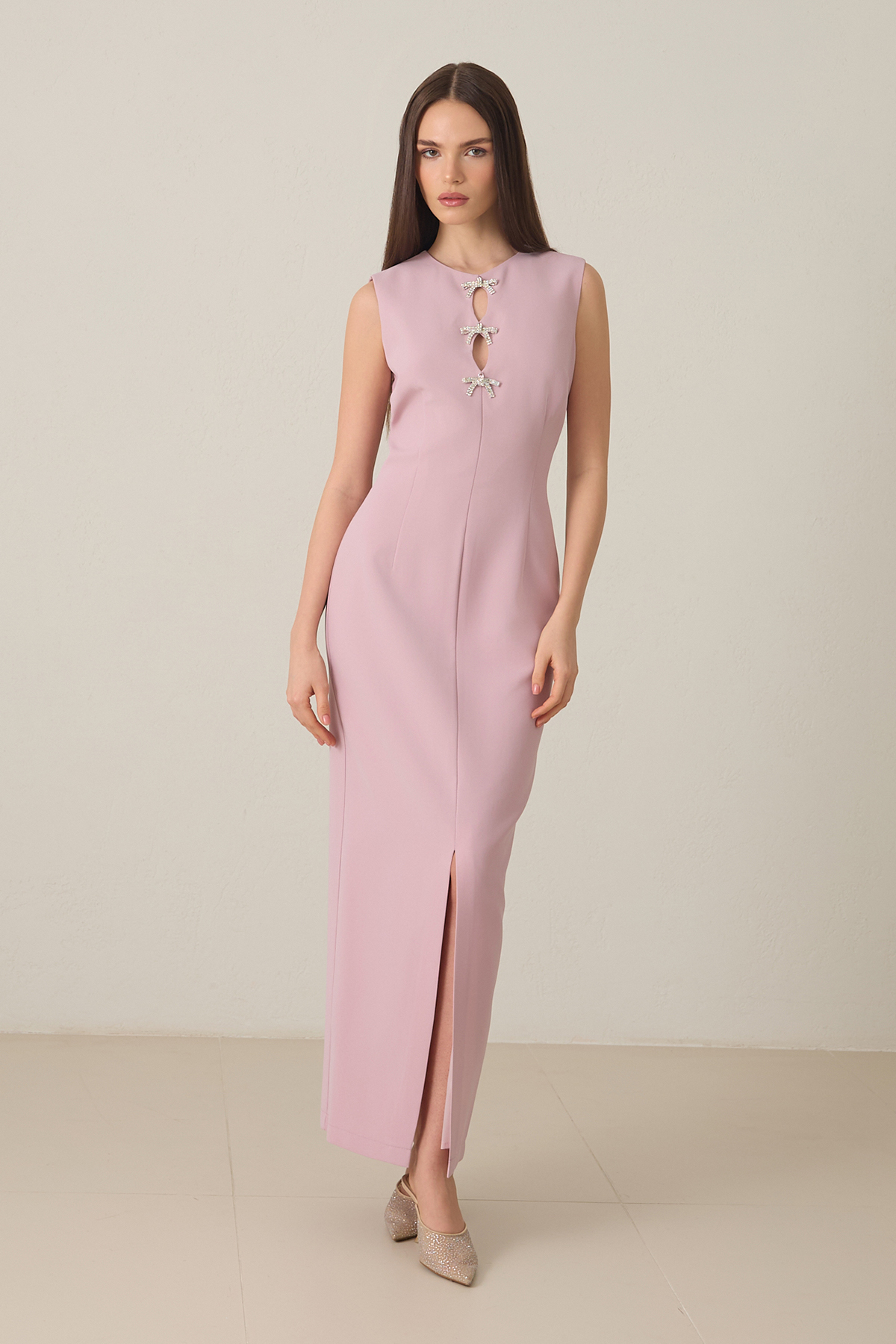 Pudra Vücuda Oturan Tam Kalıp Dekolteli Fiyonk Detaylı Önden Yırtmaçlı Kolsuz Midi Boy Elbise Kadın Günlük Elbise modelleri