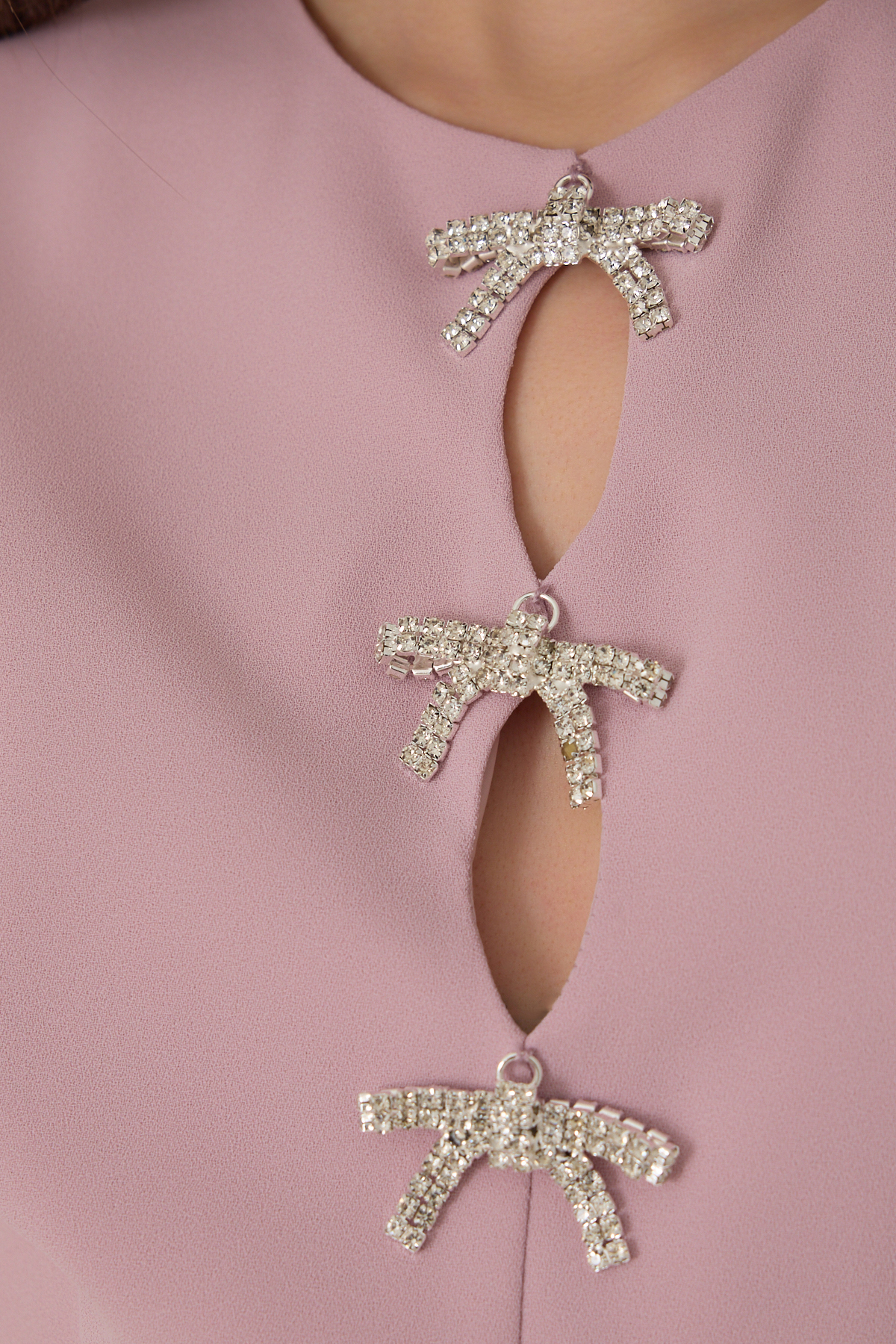 Pudra Vücuda Oturan Tam Kalıp Dekolteli Fiyonk Detaylı Önden Yırtmaçlı Kolsuz Midi Boy Elbise Kadın Günlük Elbise modelleri