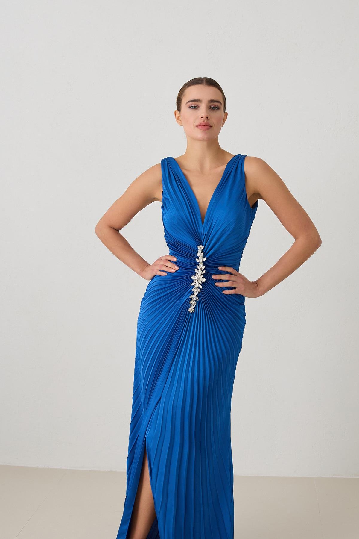 Saks Kolsuz V Yaka Önden Yırtmaçlı Yakada Taş Detaylı Uzun Abiye Elbise Kadın Abiye Elbise modelleri