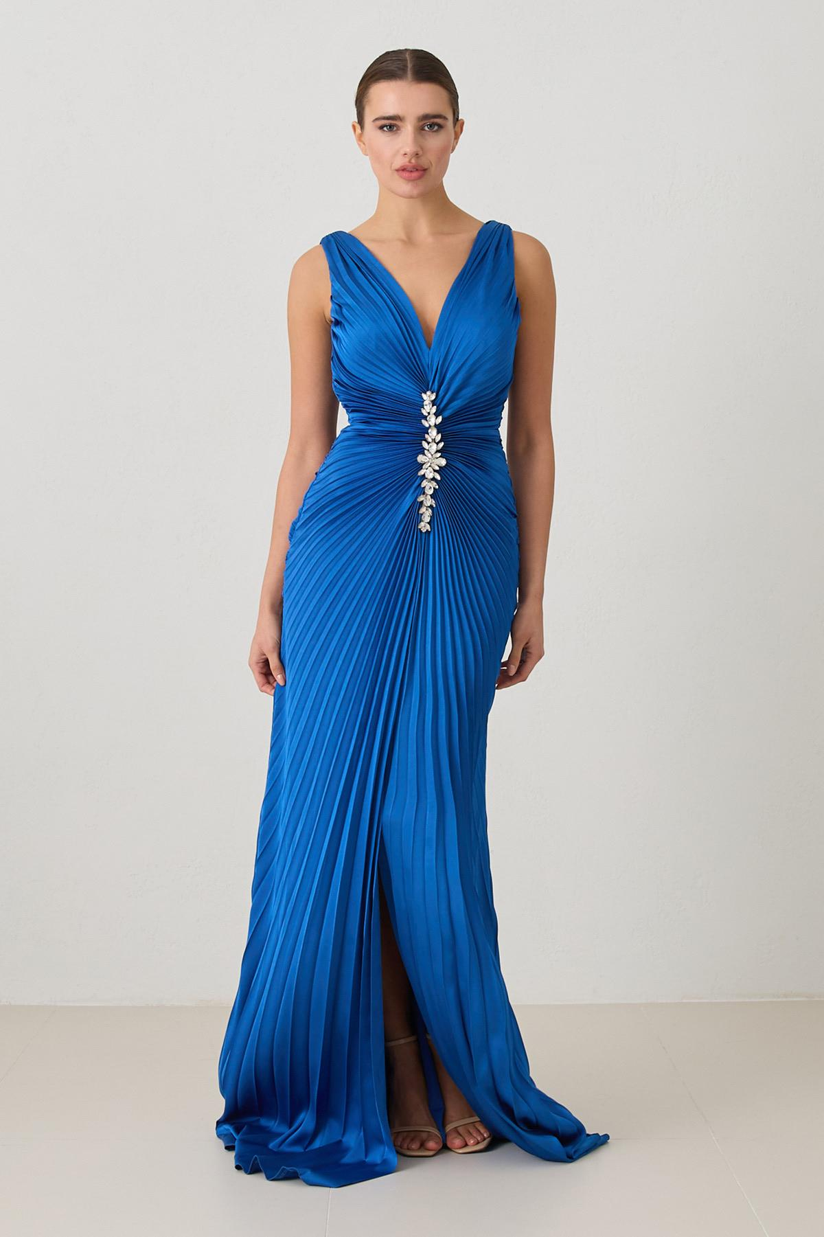 Saks Kolsuz V Yaka Önden Yırtmaçlı Yakada Taş Detaylı Uzun Abiye Elbise Kadın Abiye Elbise modelleri