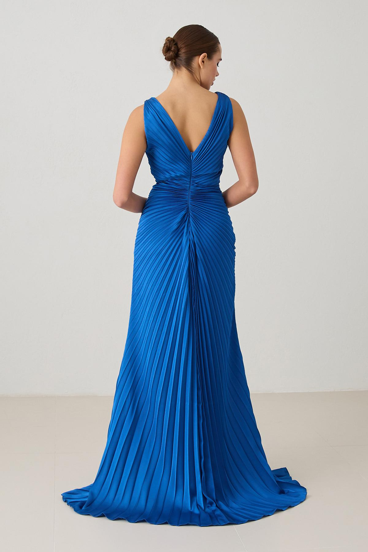 Saks Kolsuz V Yaka Önden Yırtmaçlı Yakada Taş Detaylı Uzun Abiye Elbise Kadın Abiye Elbise modelleri