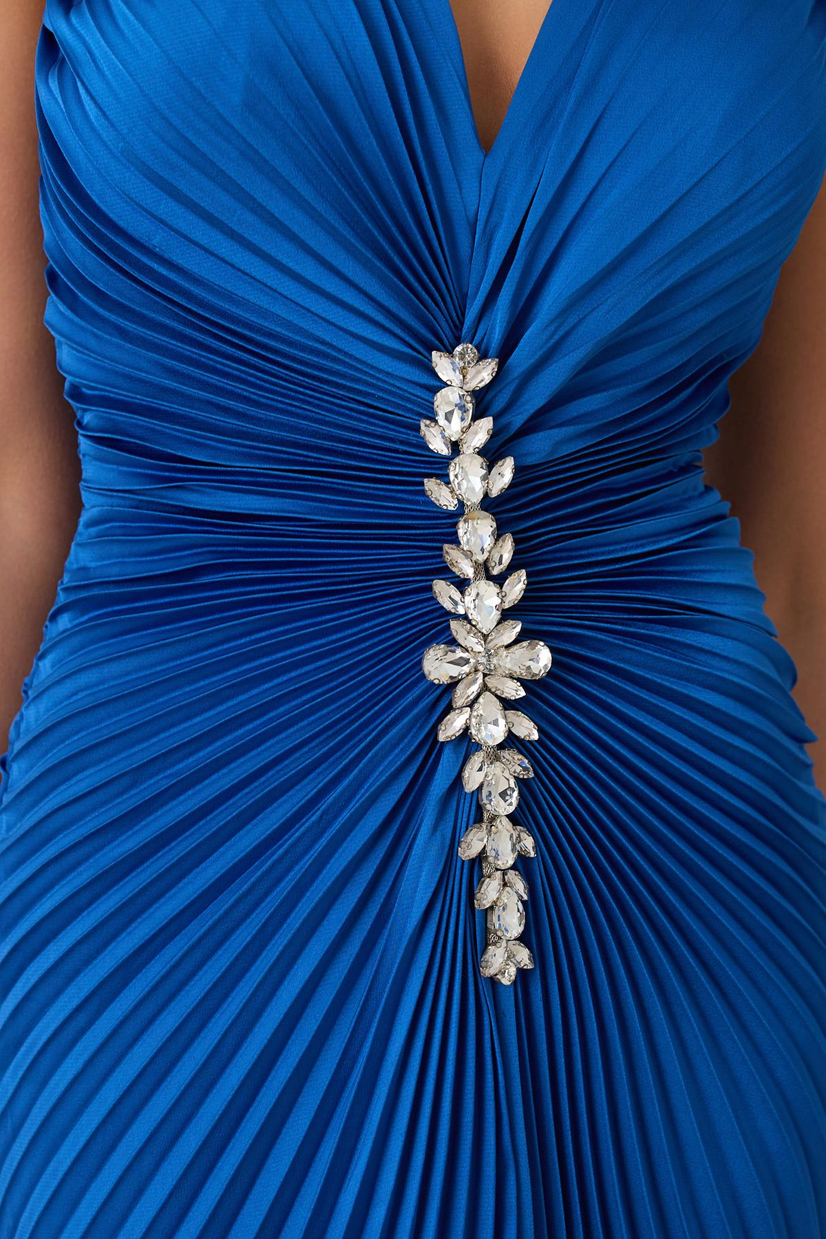 Saks Kolsuz V Yaka Önden Yırtmaçlı Yakada Taş Detaylı Uzun Abiye Elbise Kadın Abiye Elbise modelleri