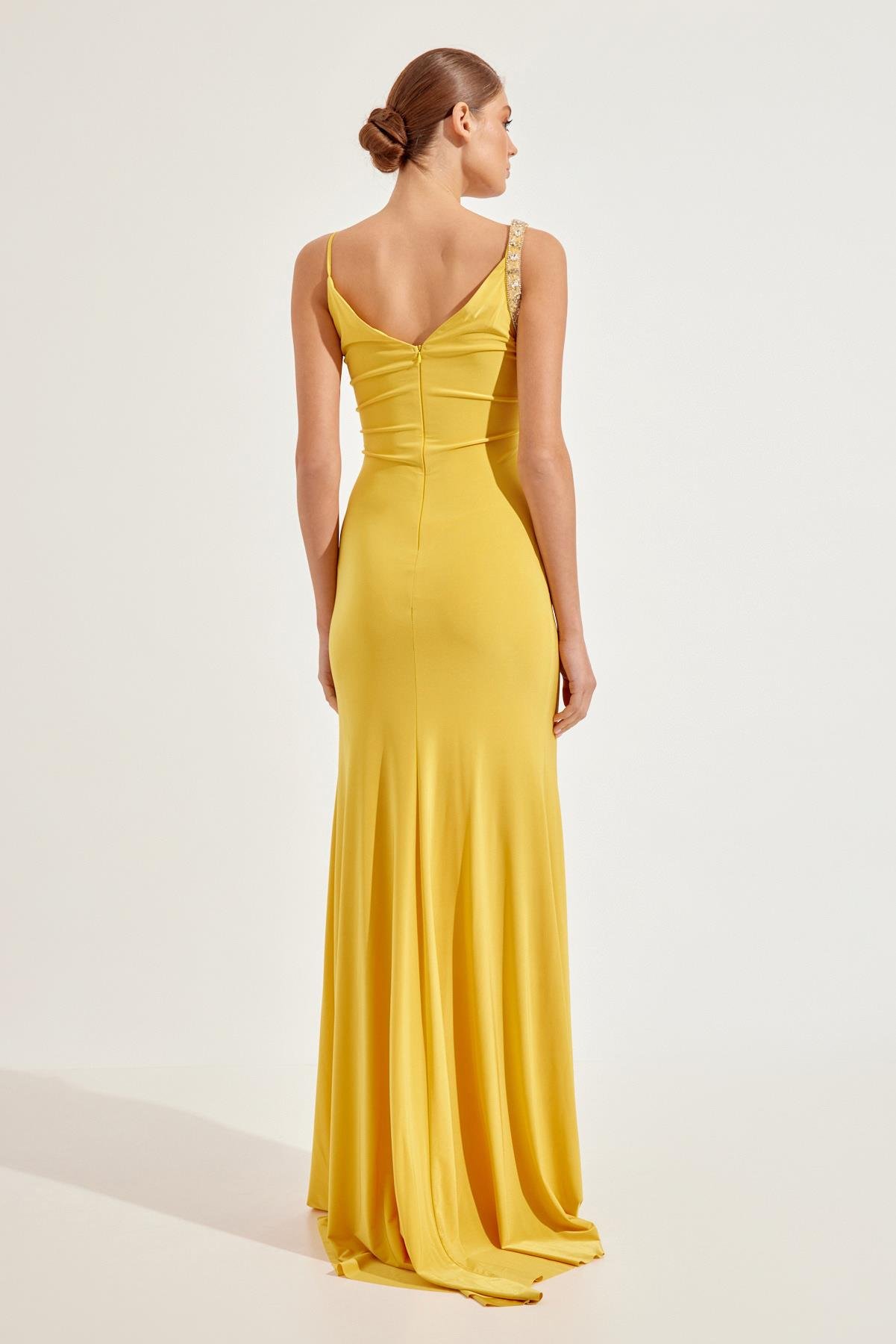 Sarı Asimetrik Detayli Belden Taş Detaylı Dekolteli Askılı Yırtmaç Detaylı Abiye Elbise Kadın Kategorisiz modelleri