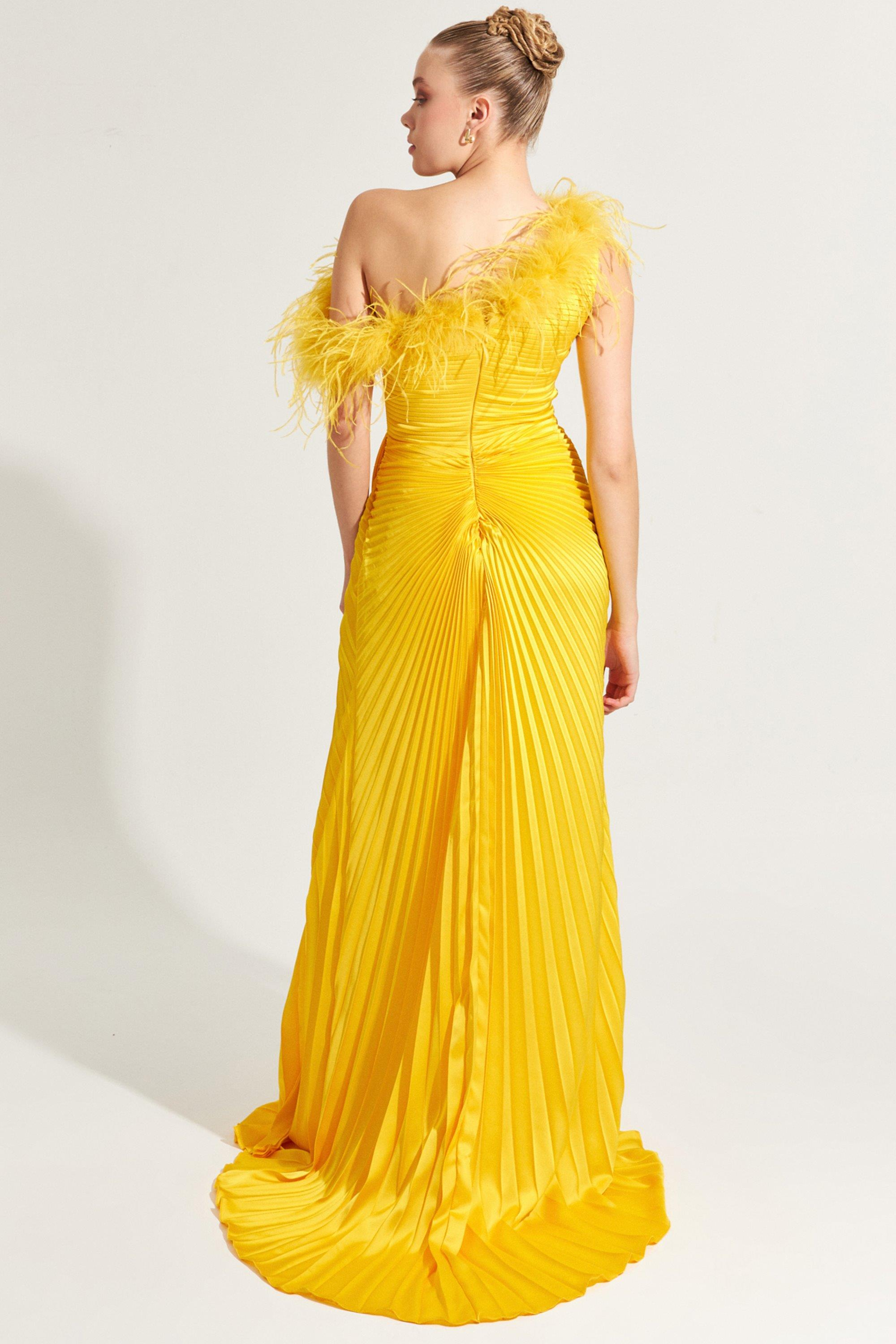 Sarı Tek Omuz Düşük Tüy Detayli Pileli Abiye Elbise Kadın Kategorisiz modelleri